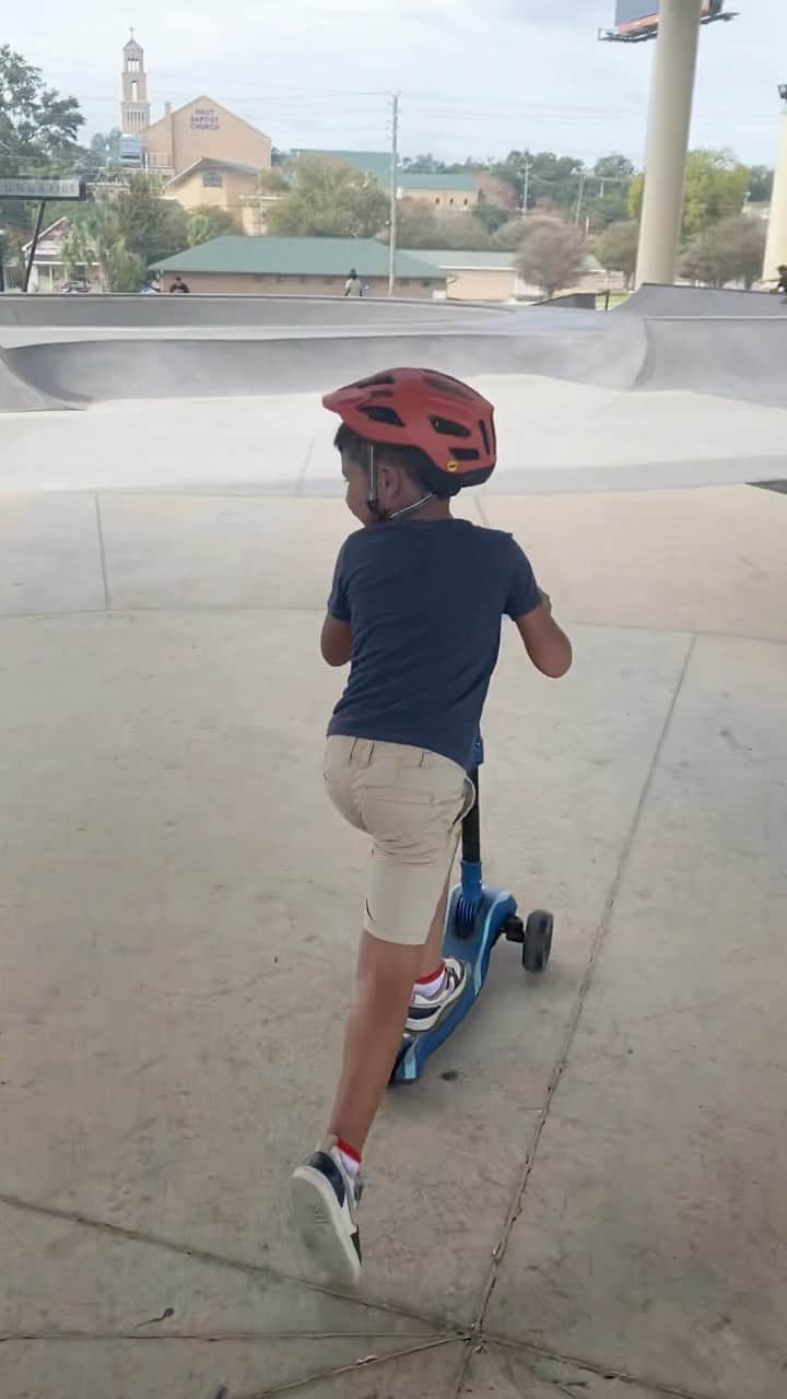 アディソン・ラッセルのインスタグラム：「If you have a wheel, your welcomed 🛹 #skatepark #skate #scooter #onewheel」