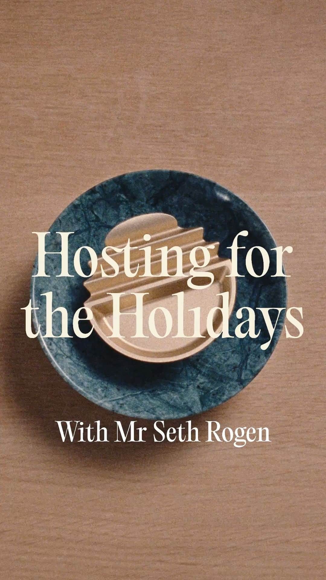 MR PORTERのインスタグラム：「How To Host For The Holidays With Mr Seth Rogen  Of course, it wouldn’t be the holiday season without the gift giving. And what better gift is there than an eye-catching piece of décor from @houseplant? It’s the gift that @sethrogen keeps on giving.  Directed by: @getmezzy」