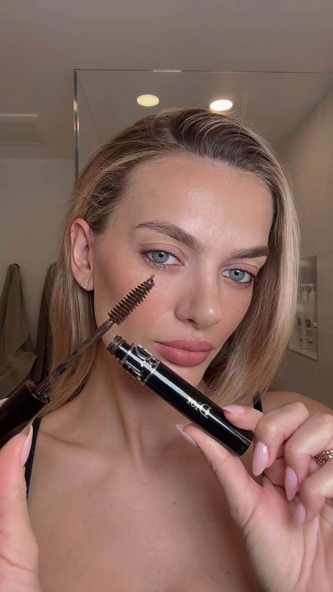 ブレッヒェ・ハイネンのインスタグラム：「Date night makeup 🤍  Links on my LTK」