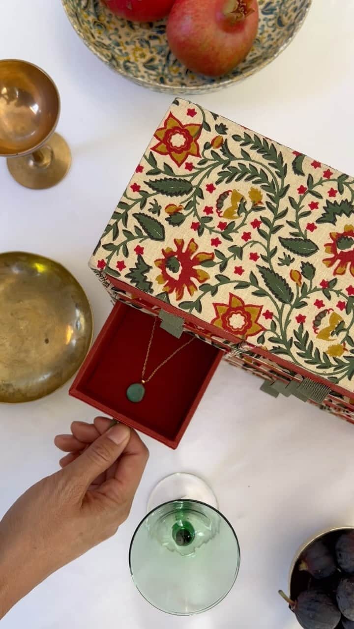 チャンルーのインスタグラム：「12 days of enchantment 🎁 discover our limited edition 12 Day Advent Calendar filled with jewelry and other surprises to brighten your holiday ✨」