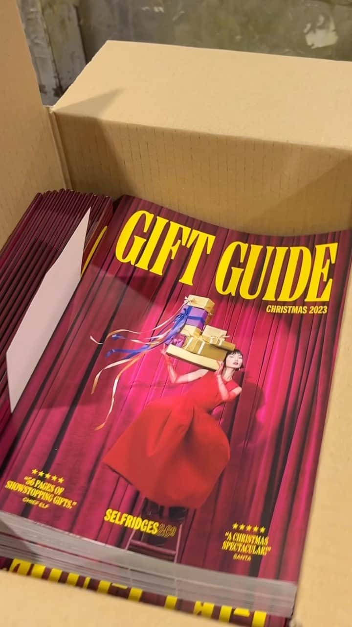 セルフリッジズのインスタグラム：「Critics’ Choice • 🌟🌟 🌟 🌟 🌟 “56 pages of showstopping gifts” – Chief Elf  Find scene-stealing gifts for everyone on your list in the Selfridges Gift Guide. Pick up your free copy in store now or hit the link in bio to get browsing.   #ShowtimeAtSelfridges #SelfridgesChristmas」