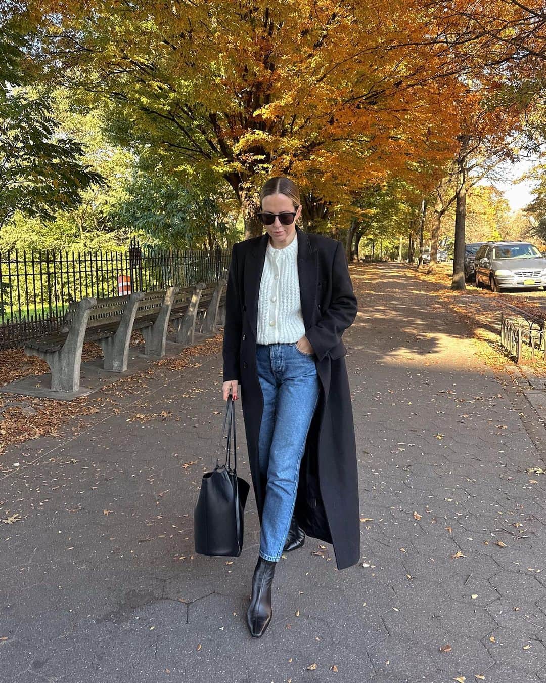 Helena Glazer Hodneのインスタグラム：「Officially @sezane sweater season ☁️ #sezanelovers #sezane」