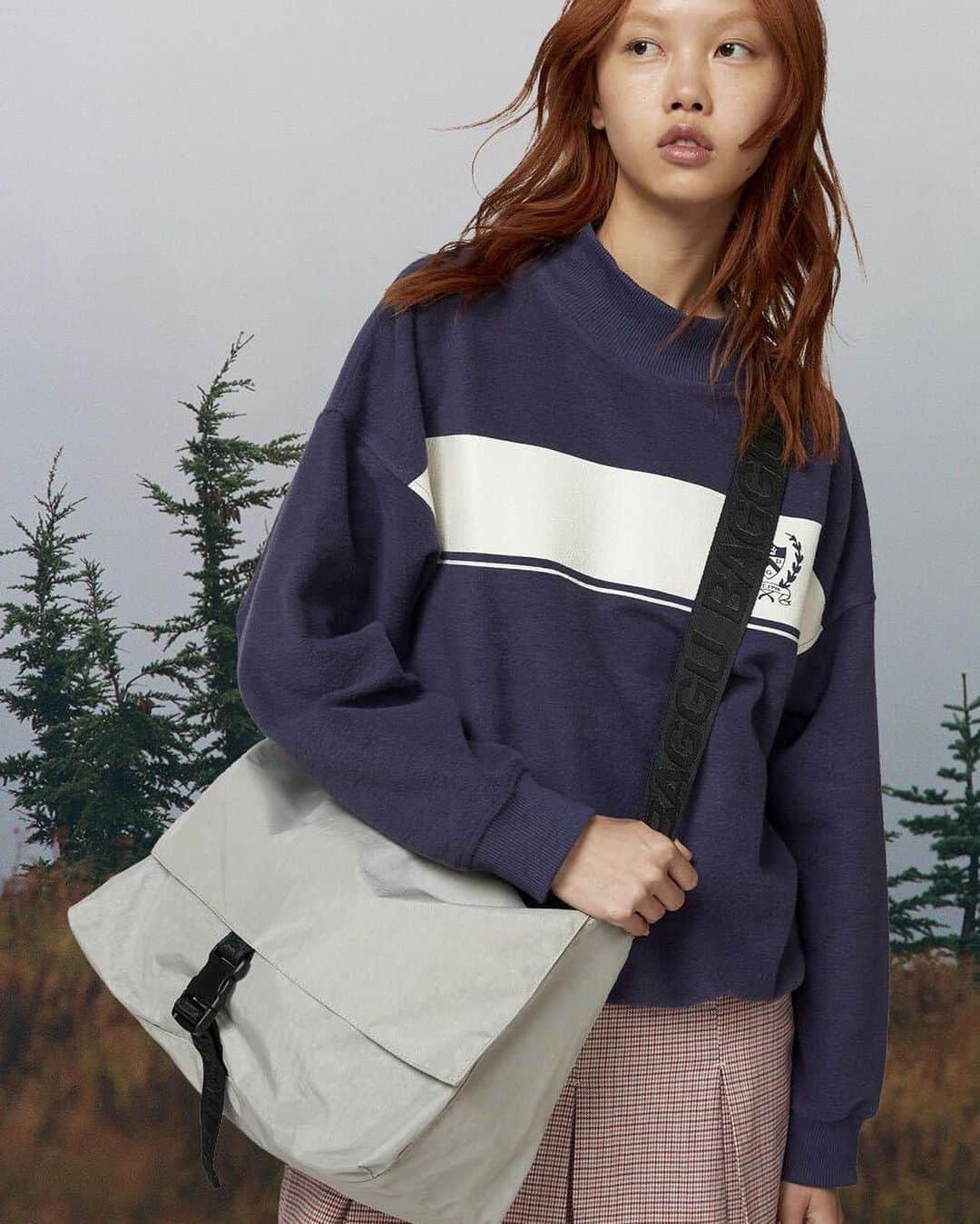 Urban Outfittersのインスタグラム：「Babe, wake up! The new @BAGGU Messenger Bag just dropped. If you thought your Crescent bag held a lot, the Messenger is even more spacious.  Available in three colors, exclusively at urbanoutfitters.com.」