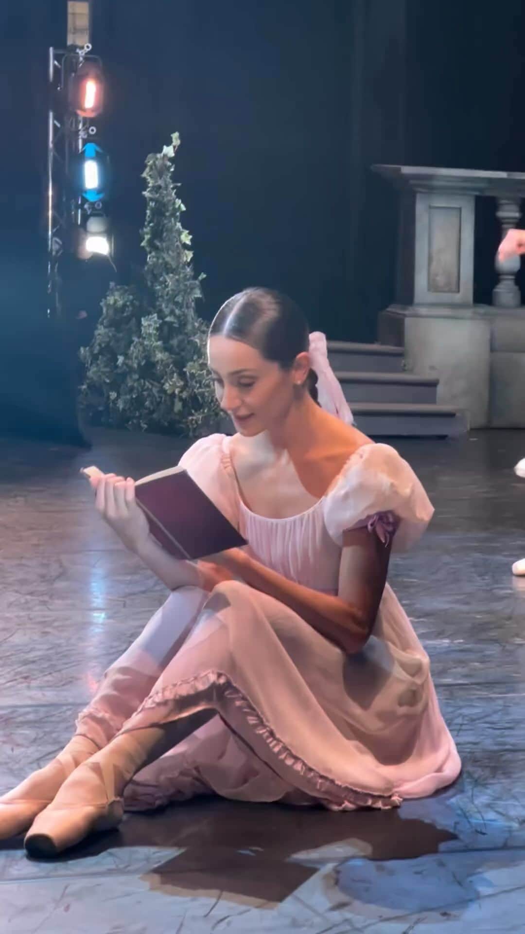 ロベルト・ボッレのインスタグラム：「Repost @christianfagetti  I cambiamenti, quelli belli. La crescita di una danzatrice che con lavoro, determinazione, dedizione e talento, è arrivata ad essere una Stella. Questa è Nicoletta Manni. Il mio video oggi è dedicato a lei.  La sua promozione ad Etoile del Teatro alla Scala è stata una gioia ed una vittoria per tutta la compagnia. ❤️  Questo è un piccolo trailer di “Onegin”, montato con le riprese che ho fatto durante il primo spettacolo da dietro le quinte.  Buona Visione 😊 __________________________  #dancer #dance #ballet #artist #art #teatroallascala #dancing #balletdancer #worldwideballet #balletlover #show #dancersworld #dancelife」