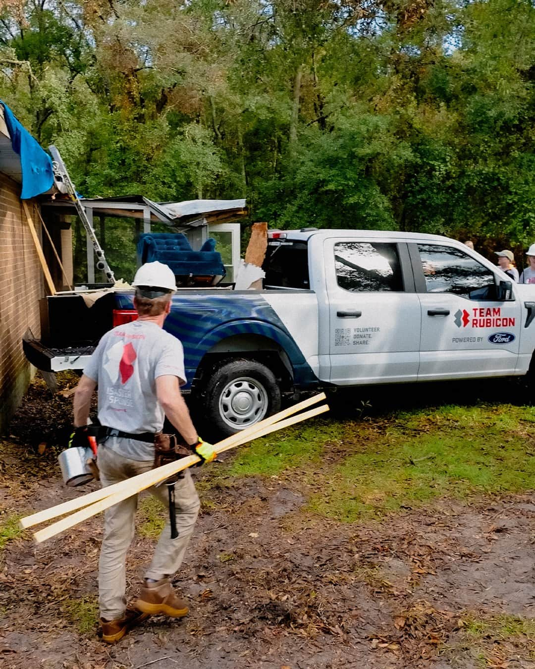 Fordさんのインスタグラム写真 - (FordInstagram)「"You know, there’s something very patriotic about helping your neighbor,” explains Mike Gorham, a volunteer with veteran-led organization Team Rubicon®. “Team Rubicon is comprised of a whole mix of folks, the majority of whom are veterans or first responders. We just give them an opportunity to continue serving.”  Ford Motor Company and Team Rubicon are joining forces to help provide relief for communities in need following natural disasters.  For Ryan Smart, a veteran and Ford employee, the partnership just makes sense. “For those of us who return from service and join the private sector, there’s still a want and a need to help our community and our fellow Americans – and getting to do that by volunteering with Team Rubicon® is just amazing.”  Today and every day, Ford is proud to support Team Rubicon in their efforts to continue serving communities in need following natural disasters.  To learn more about our partnership with Team Rubicon, visit our link in bio.  Disclaimer: See owners manual for important operating instructions. Optional equipment shown throughout. Custom wrap shown. Not for sale.」11月11日 3時00分 - ford