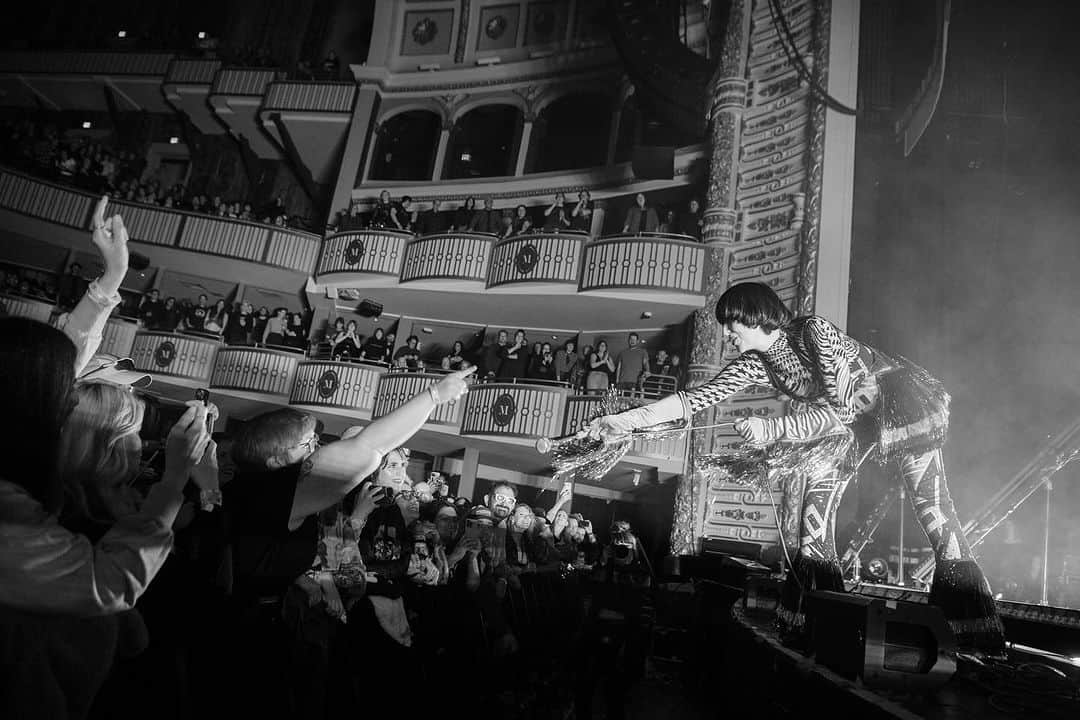 ヤー・ヤー・ヤーズさんのインスタグラム写真 - (ヤー・ヤー・ヤーズInstagram)「YYYs ❤️ PHILLY TY for SUCH a special night.  Could not have asked for a more beautiful final US show for Cool It Down 🥹❣️  📷 1, 2, 7 @nikkisneakers  3, 9 @little_vampire  4-6, 8, 10 @juliadrummond」11月11日 3時10分 - yeahyeahyeahs