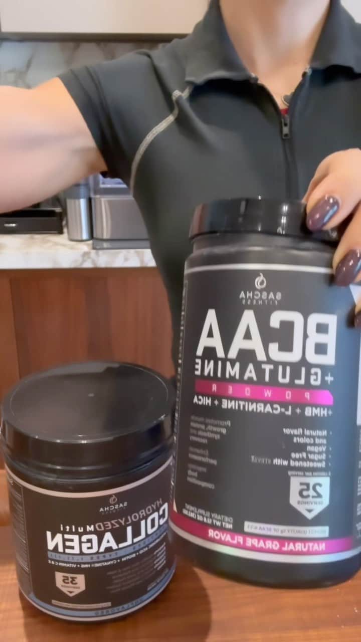のインスタグラム：「Estoy pegada con esta combinación que me fascina! Mi Suplemento con aminoácidos más el colágeno y agua con gas! .. Sabías qué Mi suplemento de aminoácidos es un cinco en uno?  1. BCAA’s (aminoácidos de cadena ramificada): Ayudan a la recuperación muscular después del ejercicio, reducen la fatiga durante el entrenamiento, promueven la síntesis de proteínas y apoyan el crecimiento muscular.  2. L-Glutamina: Contribuye a la salud intestinal, ayuda a fortalecer el sistema inmunológico, reduce la degradación muscular, favorece la síntesis de proteínas y mejora la recuperación después del ejercicio.  3. L-Carnitina: Ayuda a transportar los ácidos grasos a las células musculares, lo que promueve la quema de grasa como fuente de energía, mejora el rendimiento atlético y puede reducir la fatiga.  4. HMB (Hidroximetilbutirato): Ayuda a aumentar la síntesis de proteínas, incrementa tu VO2 Máx, reduce la degradación muscular, mejora la fuerza y el rendimiento, y acelera la recuperación muscular después del ejercicio intenso.  5. HICA (Ácido α-hidroxiisocaproico): Contribuye a la prevención del daño muscular y la degradación proteica, promueve la síntesis de proteínas y ayuda a recuperarse de forma más rápida tras el ejercicio intenso.  Mi Suplementos de Colágeno también tiene varios componentes en sus dosis efectivas, pero en un solo producto. Mi colágeno viene de distintas fuentes, tipo I II III, en la versión óptima para que sea absorbidos y utilizados, “peptidos hidrolizados”.   También contiene  Cynatine HNS  Un componente patentado con múltiples estudios clínicos. Cynatine HNS ayuda a fortalecer el pelo, reduce la pérdida de cabello en un 30%, promueve el crecimiento saludable, mejora radicalmente la elasticidad y resplandor de la piel y fortalece las uñas.  La biotina ayudar a fortalecer el pelo y las uñas, promueve un crecimiento saludable, mejora la textura de la piel y prevenir la resequedad.  El ácido hialurónico mejora la hidratación intensa de la piel, la reducción de arrugas y líneas finas, la mejora de la elasticidad y la firmeza de la piel. También ayuda a cuidar tus articulaciones y reducir la inflamación.  También contiene vitamina C y E」
