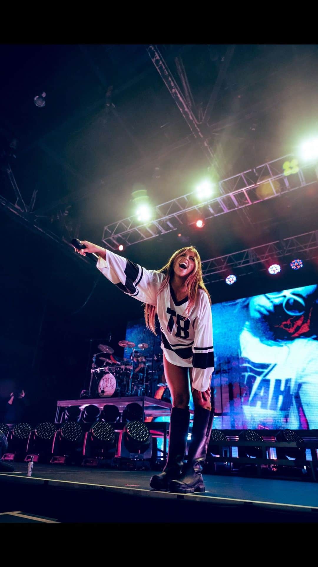 タテ・マクレーのインスタグラム：「TICKETS FOR TOUR ON SALE NOW!!!!!!! 🫣🔪🖤⭐️ LINK IN BIO」