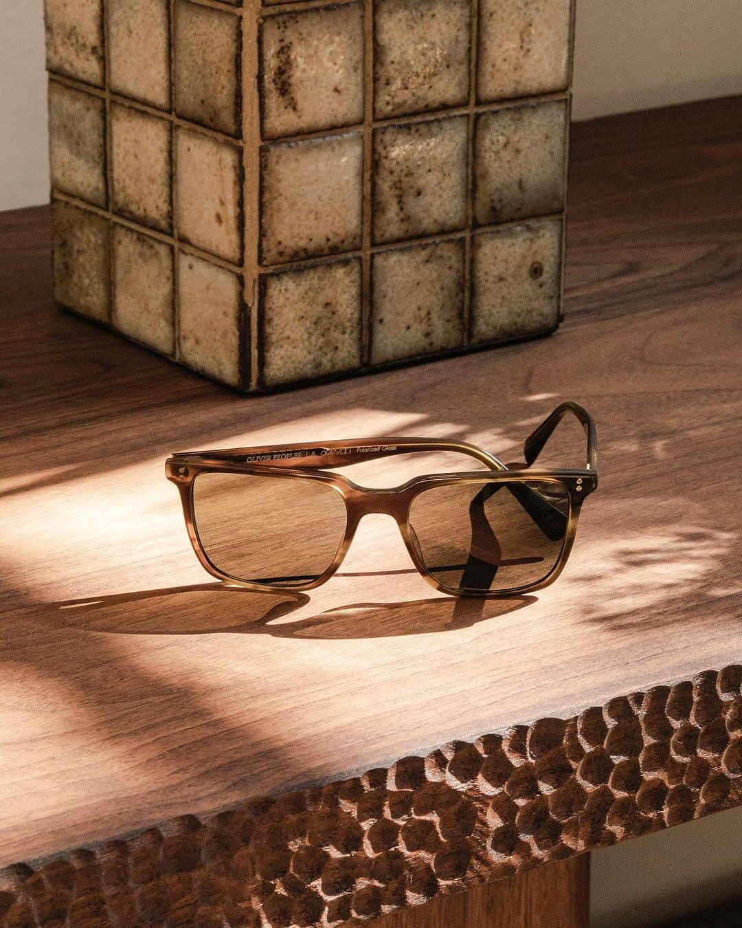 オリバーピープルズのインスタグラム：「A striking staple, Lachman Sun in Bark is illuminated by the afternoon sun.」