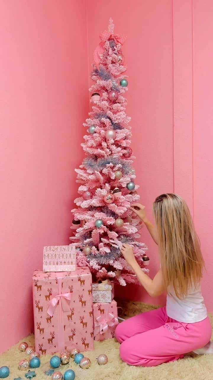 ティファニー・トートのインスタグラム：「It’s starting to look a lot like Christmas at @studioariesoc 🎄🎀   We will have a pink Christmas set (ofcourse 💁🏼‍♀️) and a traditional Christmas set as well 🎅🏼🎄I’m still waiting on sooo many cute decorations to show up but this will do for now🥰」