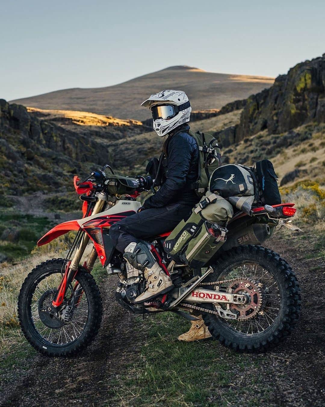 Honda Powersports USのインスタグラム：「Here's to more weekends that look a little like this. Meet your ticket to adventure.🤝🌄 Happy Friday, Red Riders!   Photo Credit: @_drew_martin_ @moskomoto 🏷️」