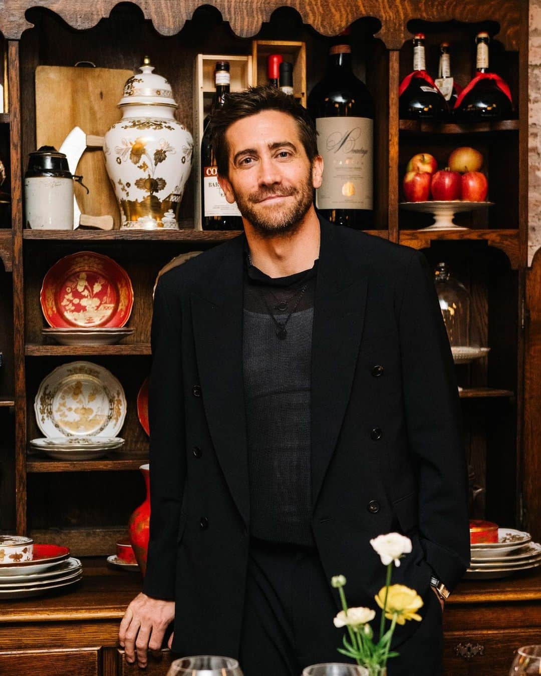 ジェイク・ジレンホールのインスタグラム：「A night to remember in New York City. Ginori 1735 and Jake Gyllenhaal presented the new Oriente Italiano Gold Collection during a dinner party in the west village.  #Ginori1735 #OrienteItalianoGold #OrienteItaliano #JakeGyllenhaal #madeinitaly #porcelain #handcraft #tableware」