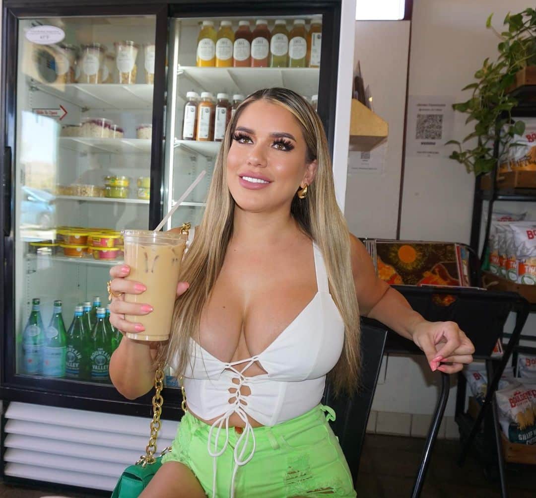 Chantel Zalesのインスタグラム：「Mood after you give me coffee ☕️」