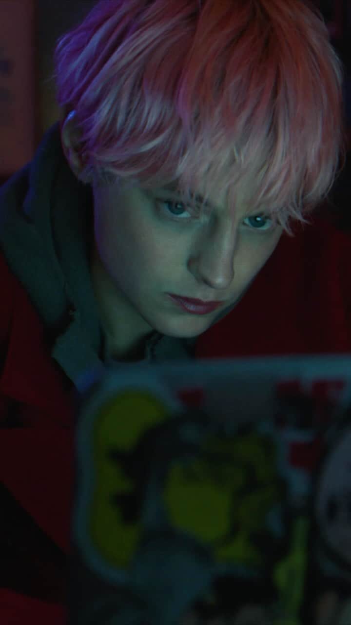 Hulu Home of Emmy-winningのインスタグラム：「Everything is online if you know where to look.   FX’s A Murder at the End of the World premieres 11.14. Stream on Hulu.」