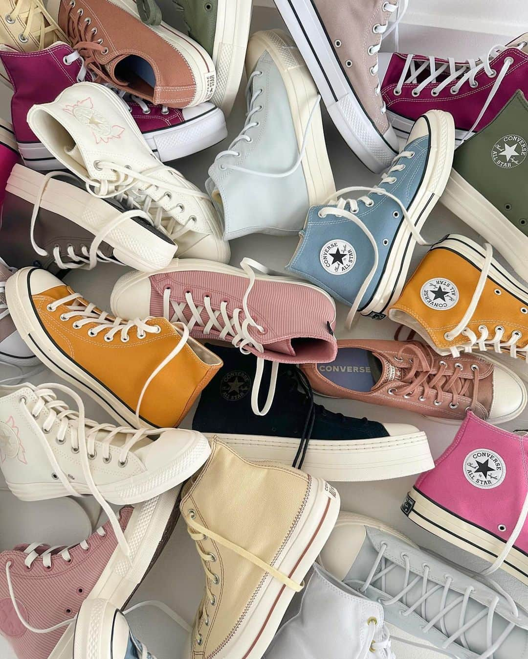 Shopbopさんのインスタグラム写真 - (ShopbopInstagram)「KICK IT 🆙 Start your weekend on a high(-top) note with the latest classic-cool sneaks from @converse—shop via link in bio 🛍️」11月11日 3時21分 - shopbop