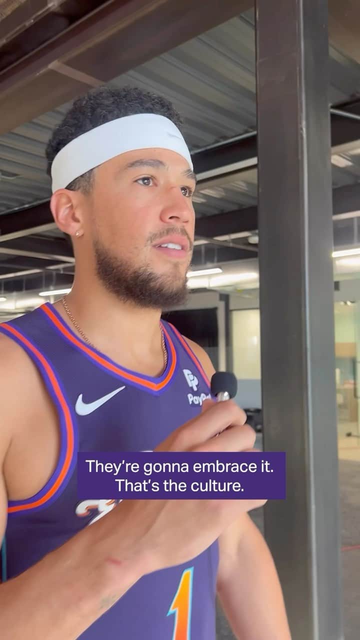 フェニックス・サンズのインスタグラム：「“They’re gonna embrace it. That’s the culture.” - @dbook   Ready to rep them on the hardwood tonight.  🎟️ LINK IN BIO | @paypal」