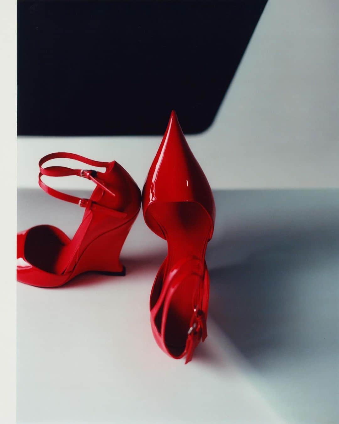 サルヴァトーレ・フェラガモさんのインスタグラム写真 - (サルヴァトーレ・フェラガモInstagram)「Vittoria, off set, on stage, red shoes and renascence details.  Photograhed by @heikkikaski Concept and Creative Direction  @ferdinandoverderi」11月11日 3時35分 - ferragamo