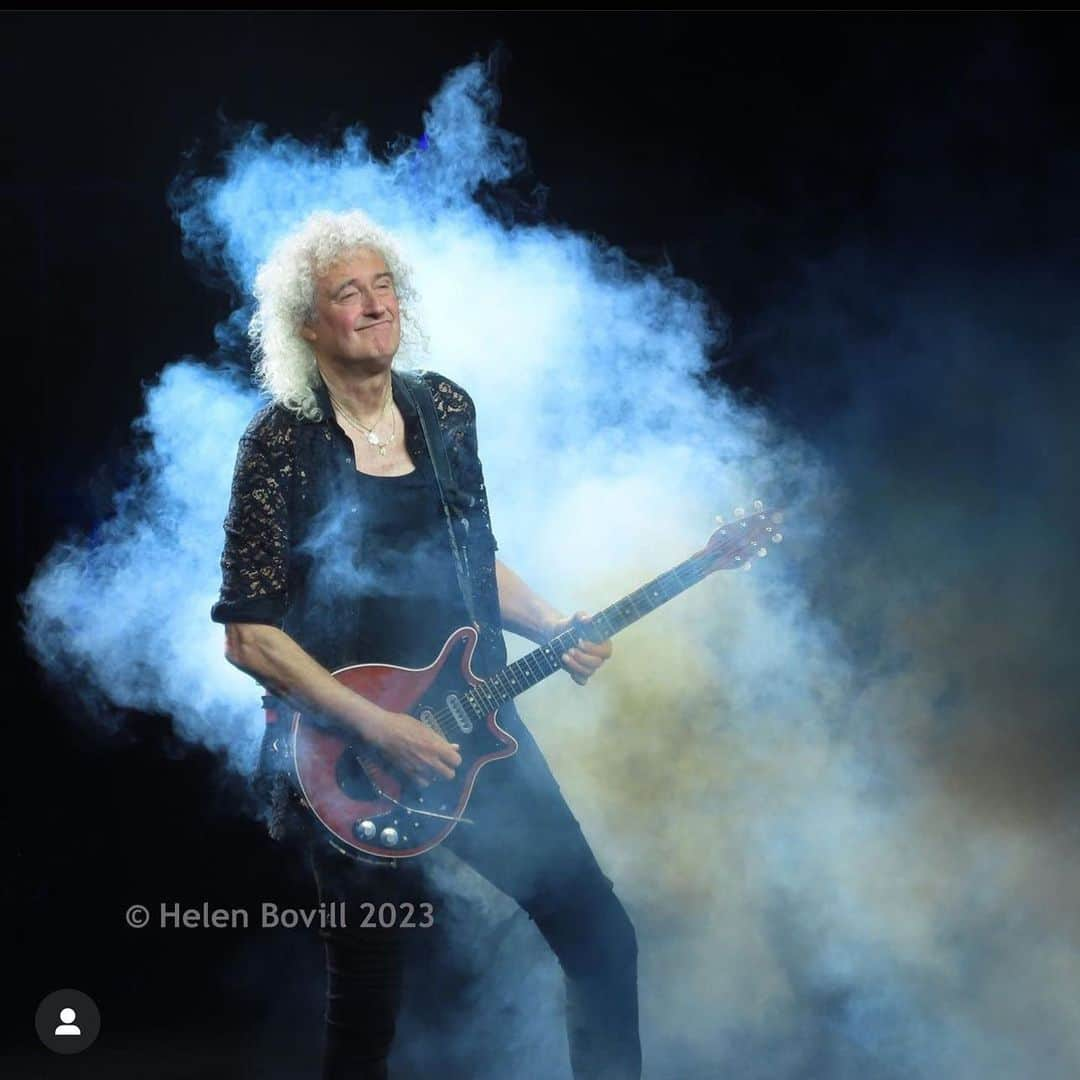 ブライアン・メイのインスタグラム：「Coming up in the trap for that solo In San Francisco last night - thanks @helenbovill3d for the pic.  Only TWO more Bohemian Rhapsodies on this tour !  Bri」