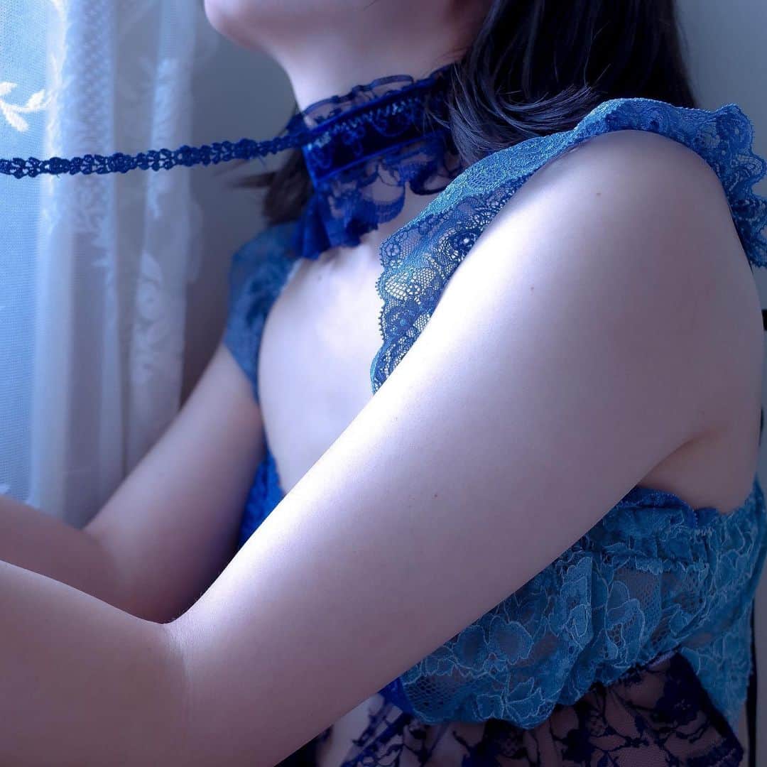 senanoLINGERIEのインスタグラム：「. ＼new release／ ⁡ "Midnight Blue Goddess"  — 真夜中の青い女神 — ⁡ 神秘的で妖艶な青い女神は真夜中に舞い降りる。 あなたの中に眠る女神を呼び起こして… ⁡ ※デザイン詳細はshopping pageよりご確認下さい。 ⁡ －－－－－－－－－－－－－－－－－－－－ ⁡ ◾︎オーダー受付期間 11.11(sat)23:00〜11.25(sat)23:59 (レース在庫がなくなり次第終了) ⁡ ◾︎Midnight Blue Goddess/真夜中の青い女神 ・bra&shorts set ¥18000 ・frill choker ¥5000」