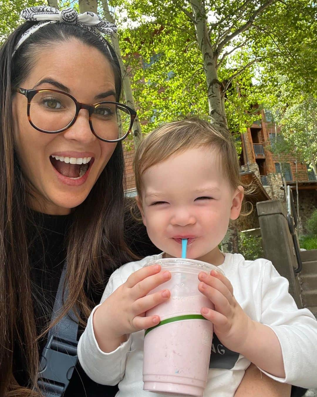 オリヴィア・マンのインスタグラム：「I always knew I’d be the kind of mom who allows milkshakes for breakfast 🍓」