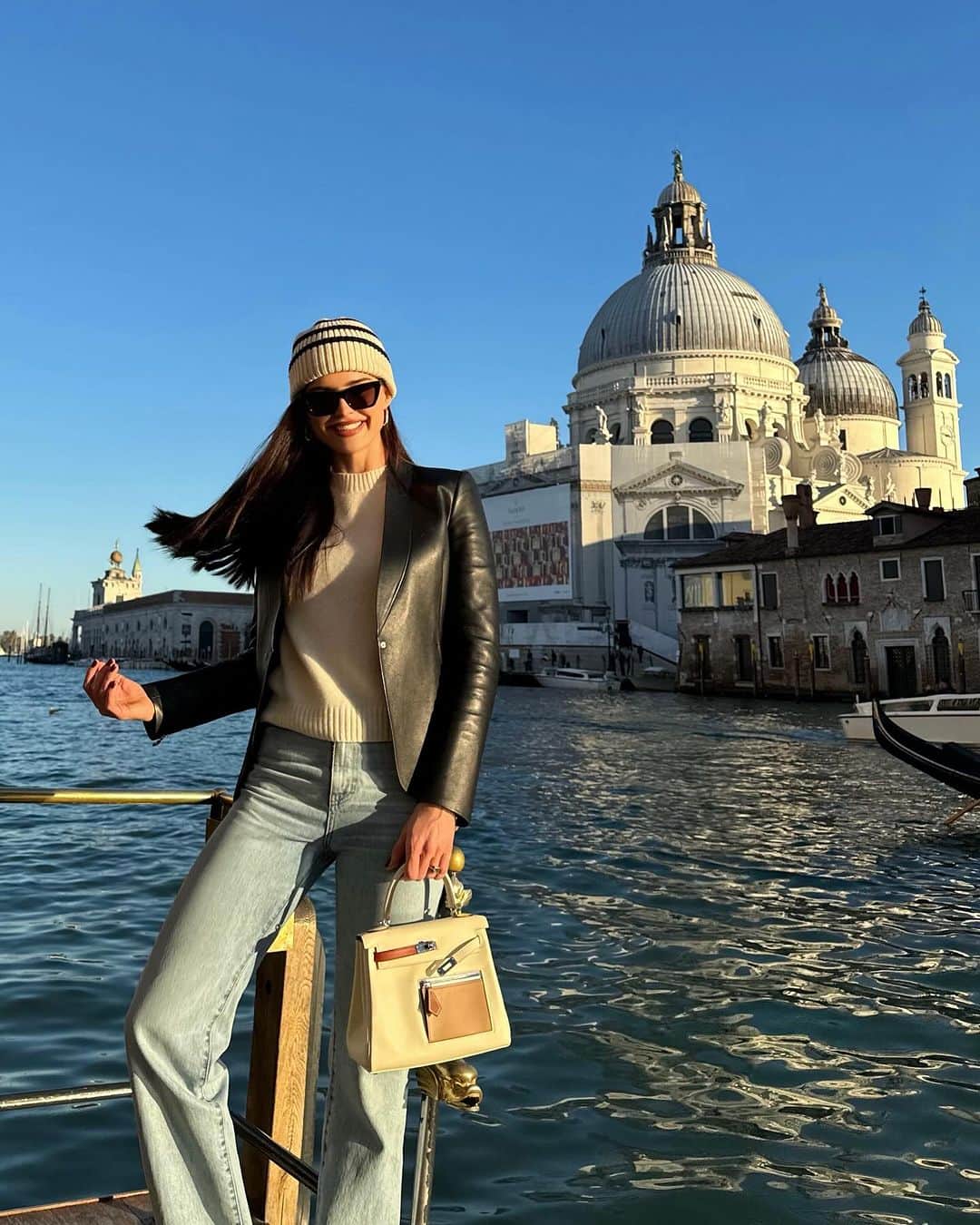 アンナ・アンドレスのインスタグラム：「​​Gone with the gondola 😜」
