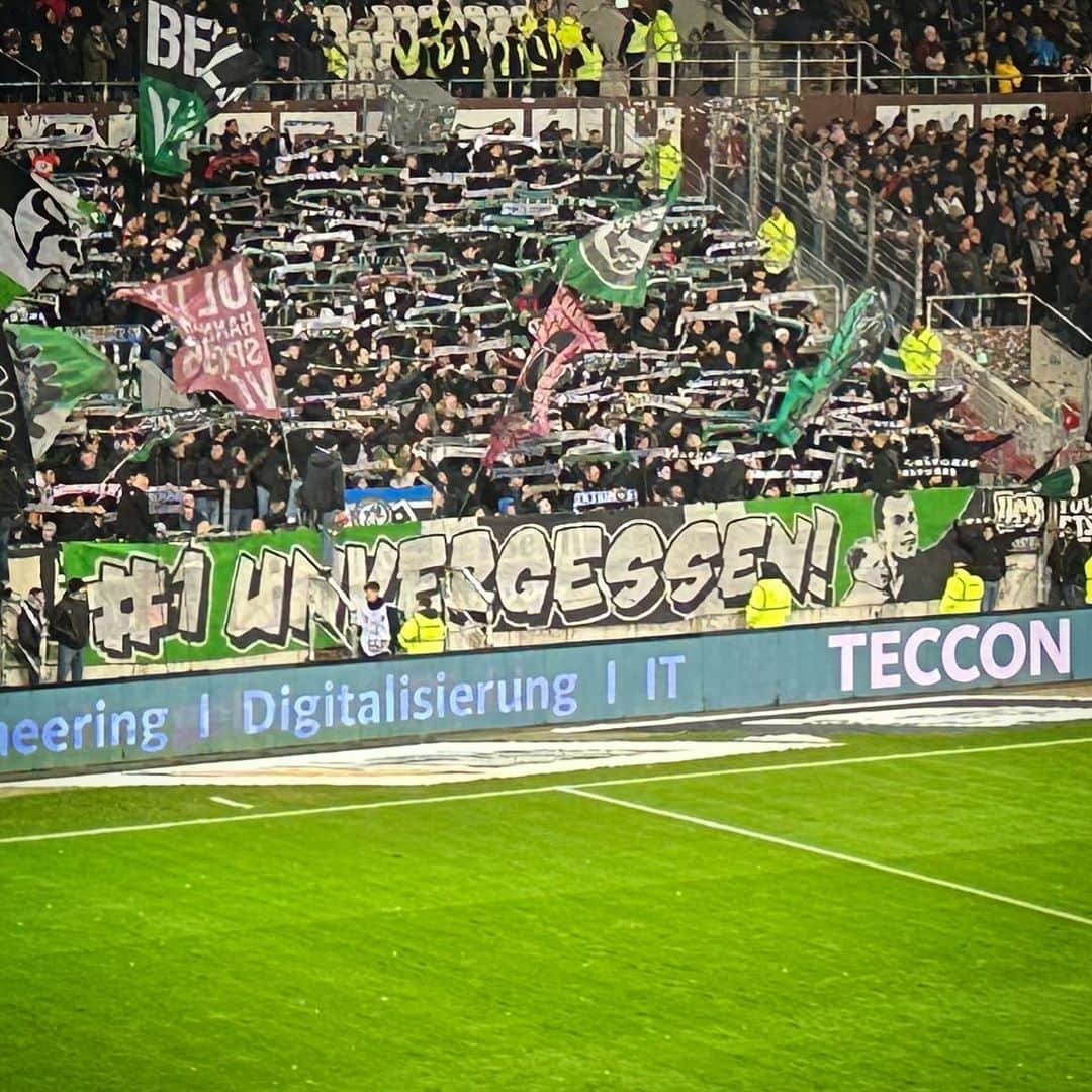 ハノーファー96のインスタグラム：「Unvergessen. ❤️  #FCSPH96 #H96 #Hannover96 #NiemalsAllein ⚫️⚪️💚」