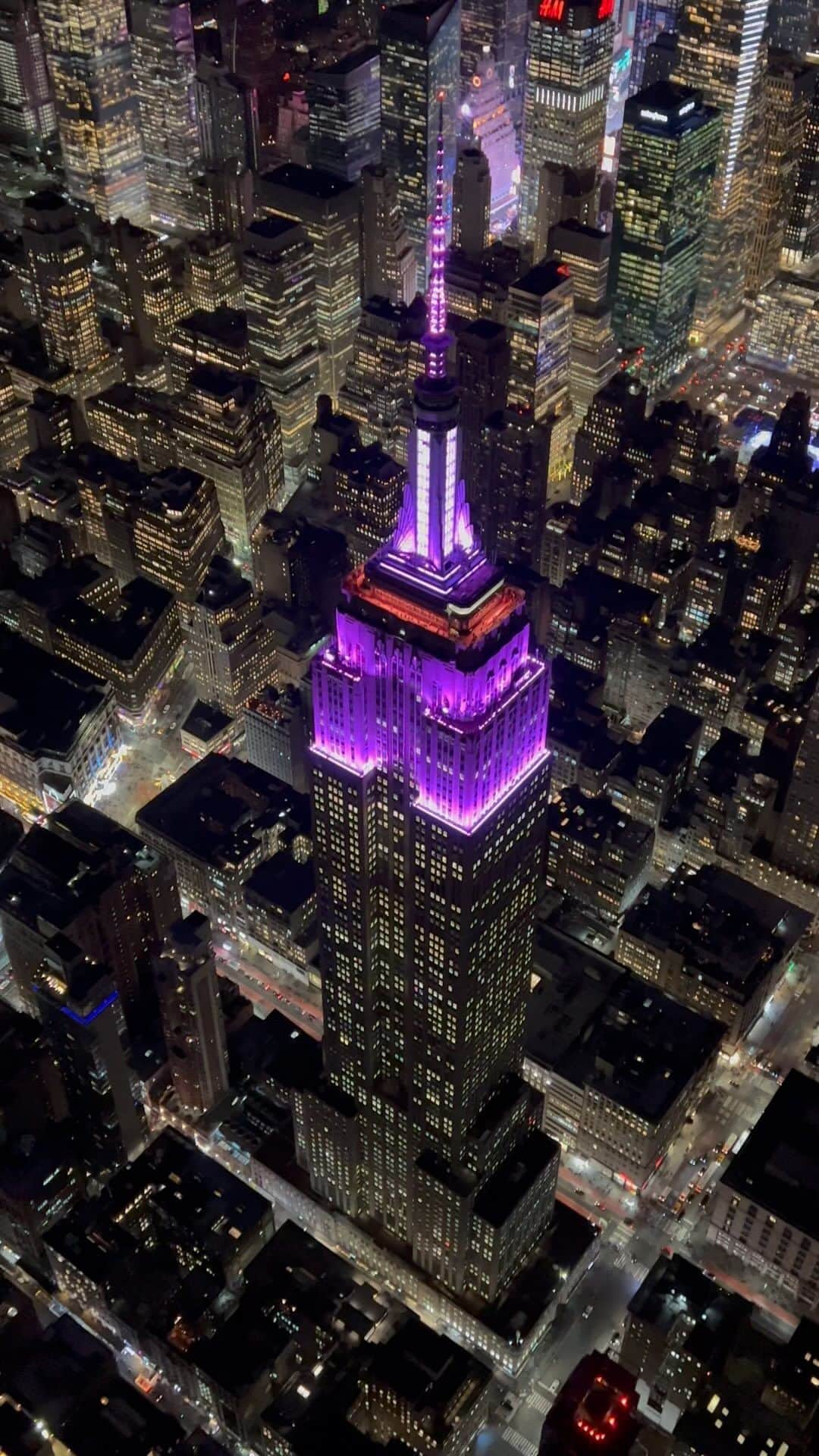 nyonairのインスタグラム：「Which Empire State Building color is your favorite?💜🤍💙  #reels #reelsinstagram #nyonair #helicopter #empirestatebuilding」
