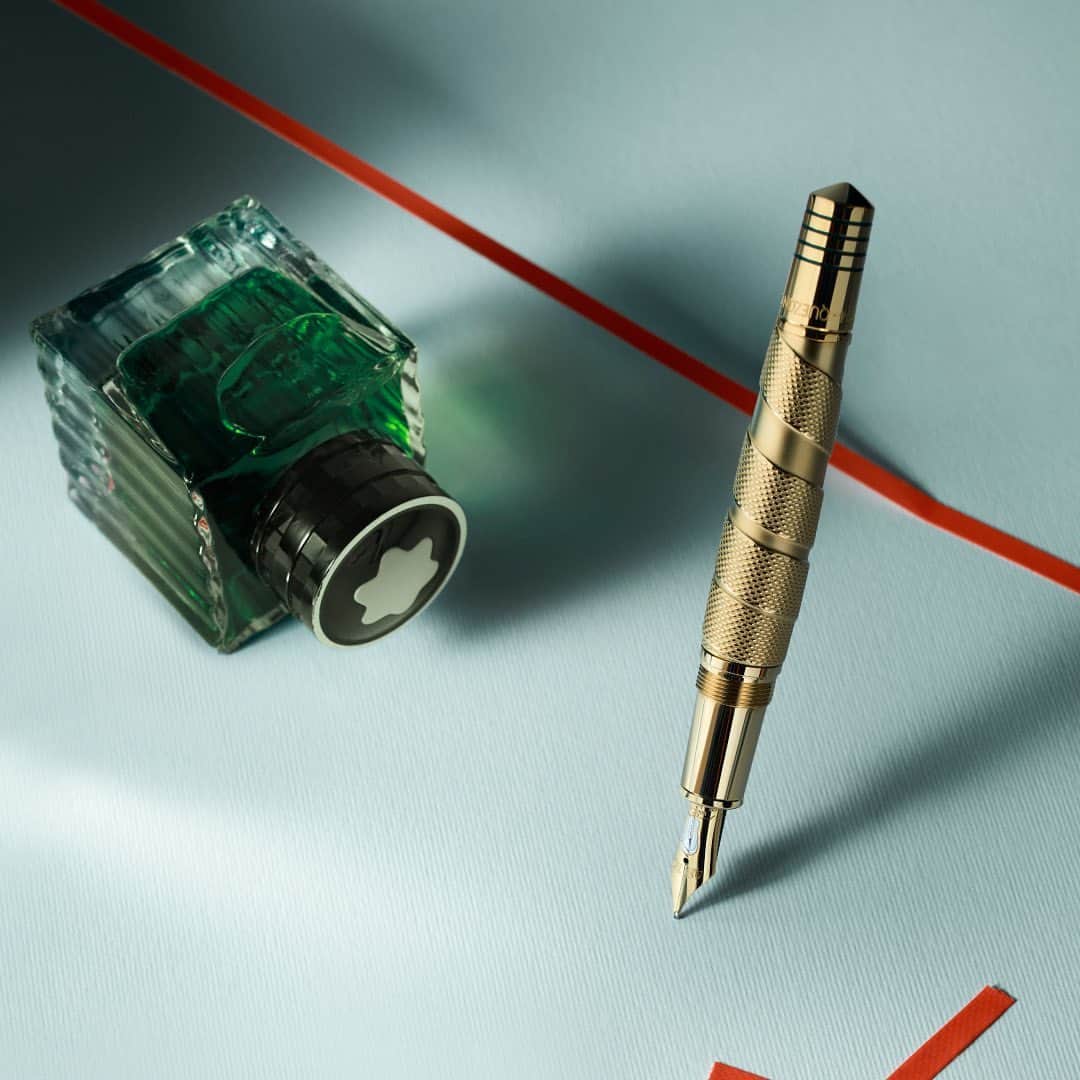 モンブランさんのインスタグラム写真 - (モンブランInstagram)「With design elements inspired by his illustrious career, the Montblanc Great Characters Muhammad Ali Limited Edition 1942 is limited to 1,942 pieces, an ode to the legendary boxer’s birth year.  The four ropes surrounding the competition ring are symbolized by four green lacquered lines on the cone. In honor of his second heavyweight world title, the white precious resin Montblanc emblem on the cap top is adorned with the number ‘2’.  #LeaveYourMark #InspireWriting #MontblancGreatCharacters」11月11日 4時03分 - montblanc