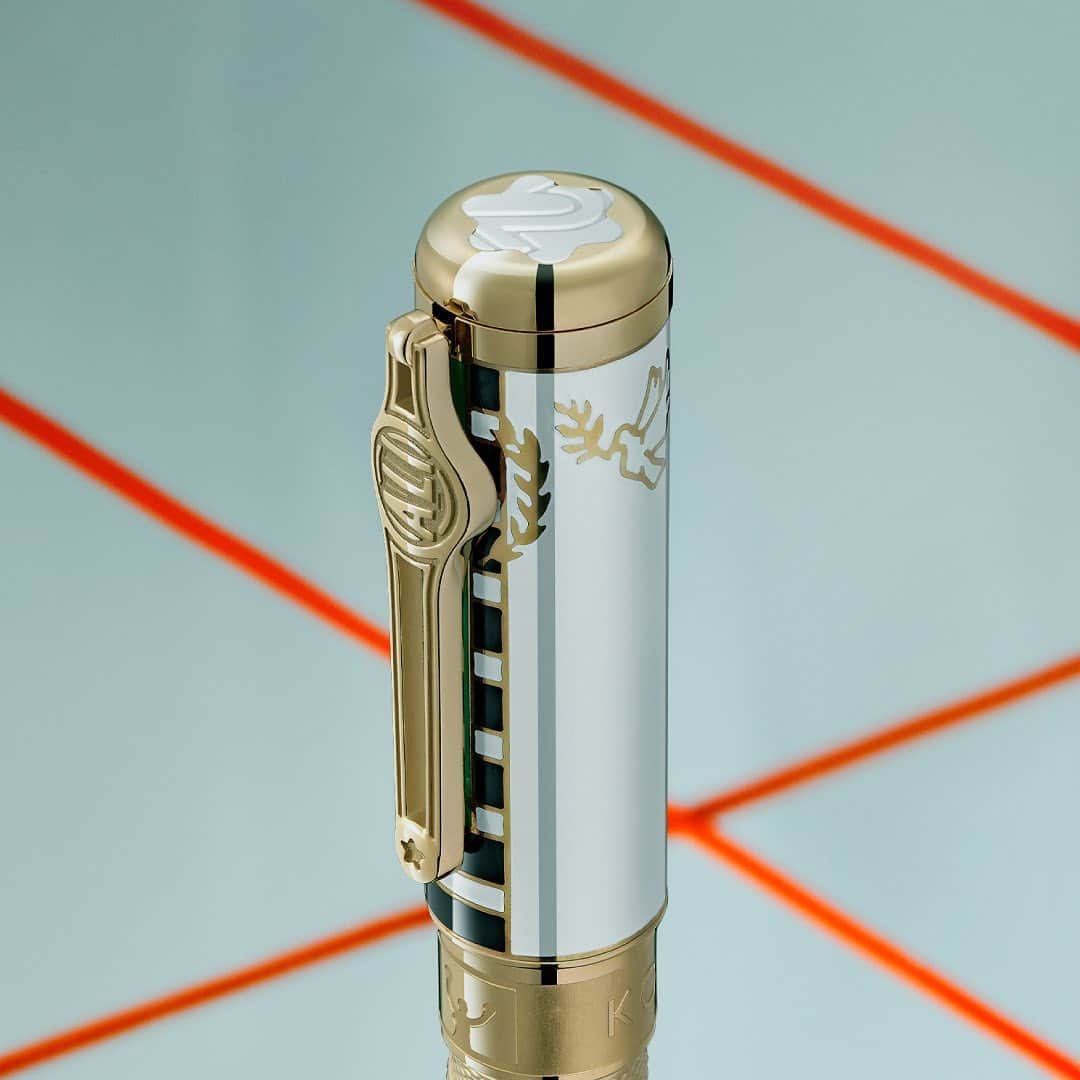 モンブランさんのインスタグラム写真 - (モンブランInstagram)「With design elements inspired by his illustrious career, the Montblanc Great Characters Muhammad Ali Limited Edition 1942 is limited to 1,942 pieces, an ode to the legendary boxer’s birth year.  The four ropes surrounding the competition ring are symbolized by four green lacquered lines on the cone. In honor of his second heavyweight world title, the white precious resin Montblanc emblem on the cap top is adorned with the number ‘2’.  #LeaveYourMark #InspireWriting #MontblancGreatCharacters」11月11日 4時03分 - montblanc