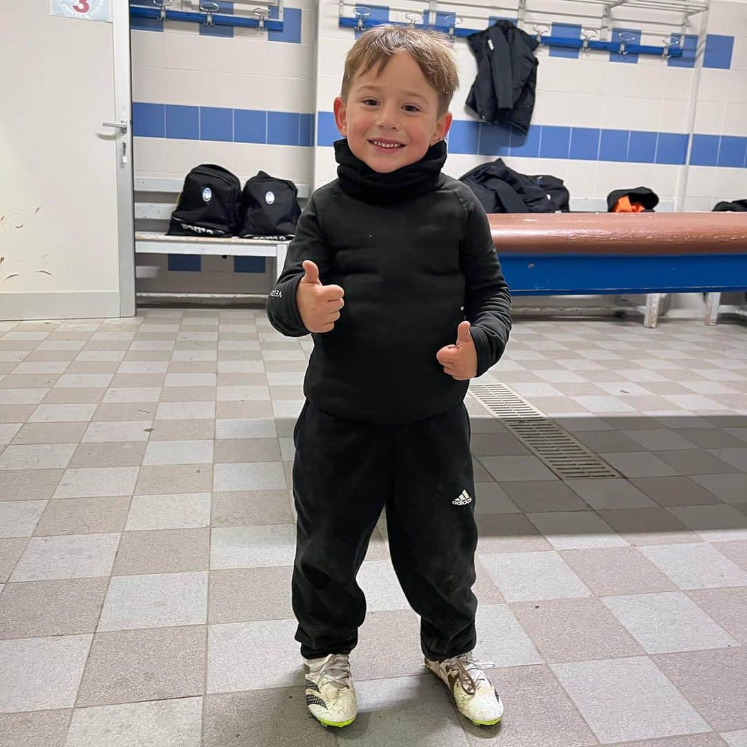 アレハンドロ・ゴメスのインスタグラム：「Primer día de fútbol ❤️😍⚽️😀」