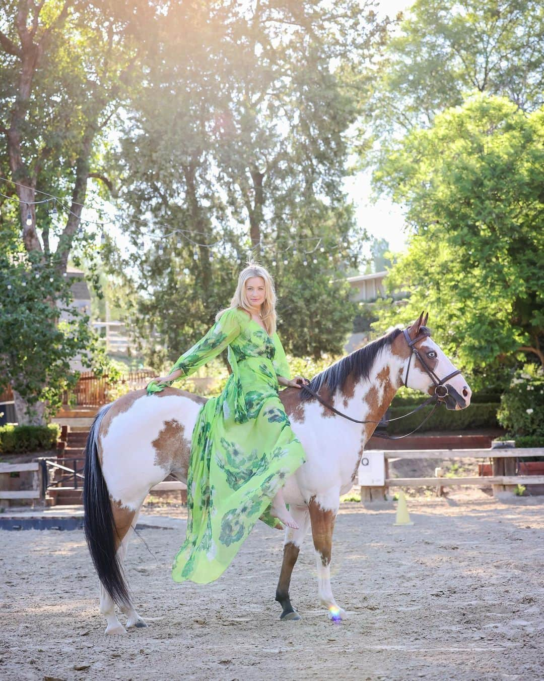 ベス・ベアーズさんのインスタグラム写真 - (ベス・ベアーズInstagram)「My greatest healer. My greatest teacher. #equinetherapy #rescuehorse   📸: @white.star.ranch   @josephcassell1 @hairbyaviva @andremakeup」11月11日 4時07分 - bethbehrs