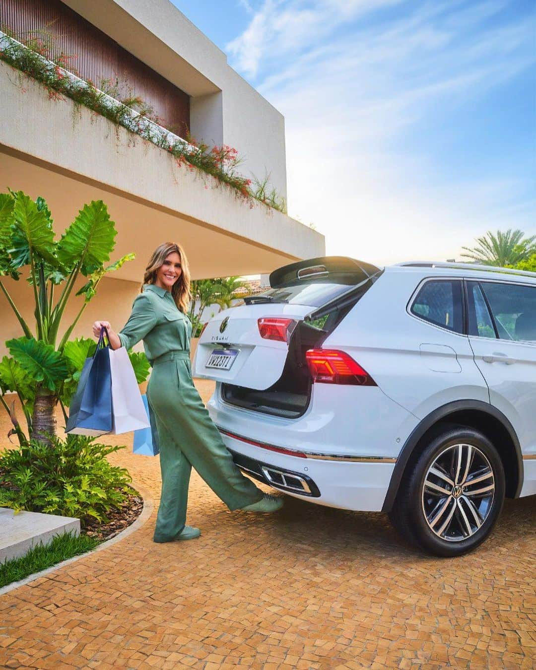 Volkswagen do Brasilのインスタグラム：「A @fernandalima ama elegância e conforto! E isso, o Novo Tiguan Allspace R-Line tem de sobra. Além de muito espaço, o porta-malas tem abertura por aproximação. Conheça na concessionária Volks mais próxima de você. #Tiguan #VWBrasil  #VWParaTodos Um carrossel com imagens estáticas. Na primeira imagem, temos a Fernanda Lima carregando compras e abrindo o porta-malas do Tiguan Allspace R- Line, branco, parado na garagem de casa. Na segunda imagem, temos a Fernanda Lima ao lado do novo Tiguan Allspace R-Line, branco, parado na garagem de casa. Na terceira imagem, temos a Fernanda Lima dentro do Tiguan Allspace R- Line, branco, parado na garagem de casa.」