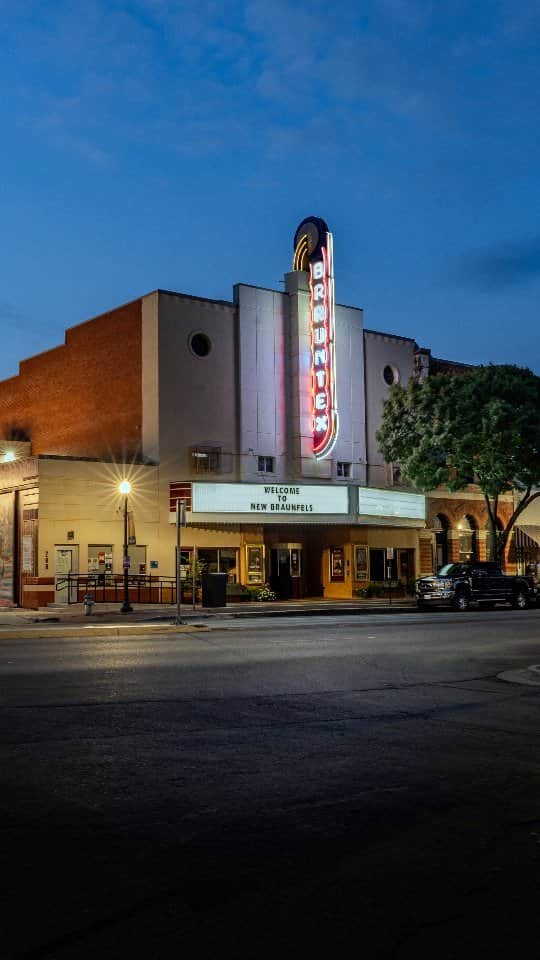 Rich McCorのインスタグラム：「Winding down for the Weekend 🔆  This is the Brauntex Theatre - it's a beautiful Art Deco theatre in the heart of New Braunfels, a town that looks like it belongs in the movies itself. I recommend stopping here if you're ever in this part of the world- my afternoons were spent strolling in Landa Park, my evenings listening to live music in Gruene and my nights in a deep sleep at @sophiesgasthaus. Bliss.  @traveltex #TexasToDo #LetsTexas @playinnewbraunfels #innewbraunfels」