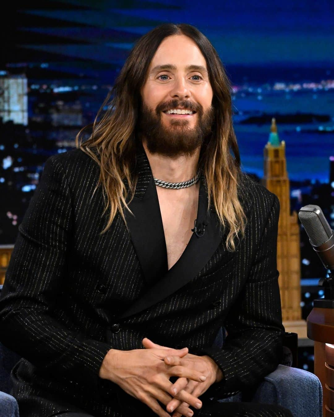 シドニーエヴァンのインスタグラム：「The multi-talented @jaredleto spotted on @fallontonight wearing #SydneyEvan Black Rhodium Link Necklace🔥  In honor of his band @30secondstomars embarking on a global tour, Leto was spotted earlier in the day performing on top of the @empirestatebldg 🤩  Styled by: @chloehartstein  #SpottedInSE #JaredLeto #FallonTonight」