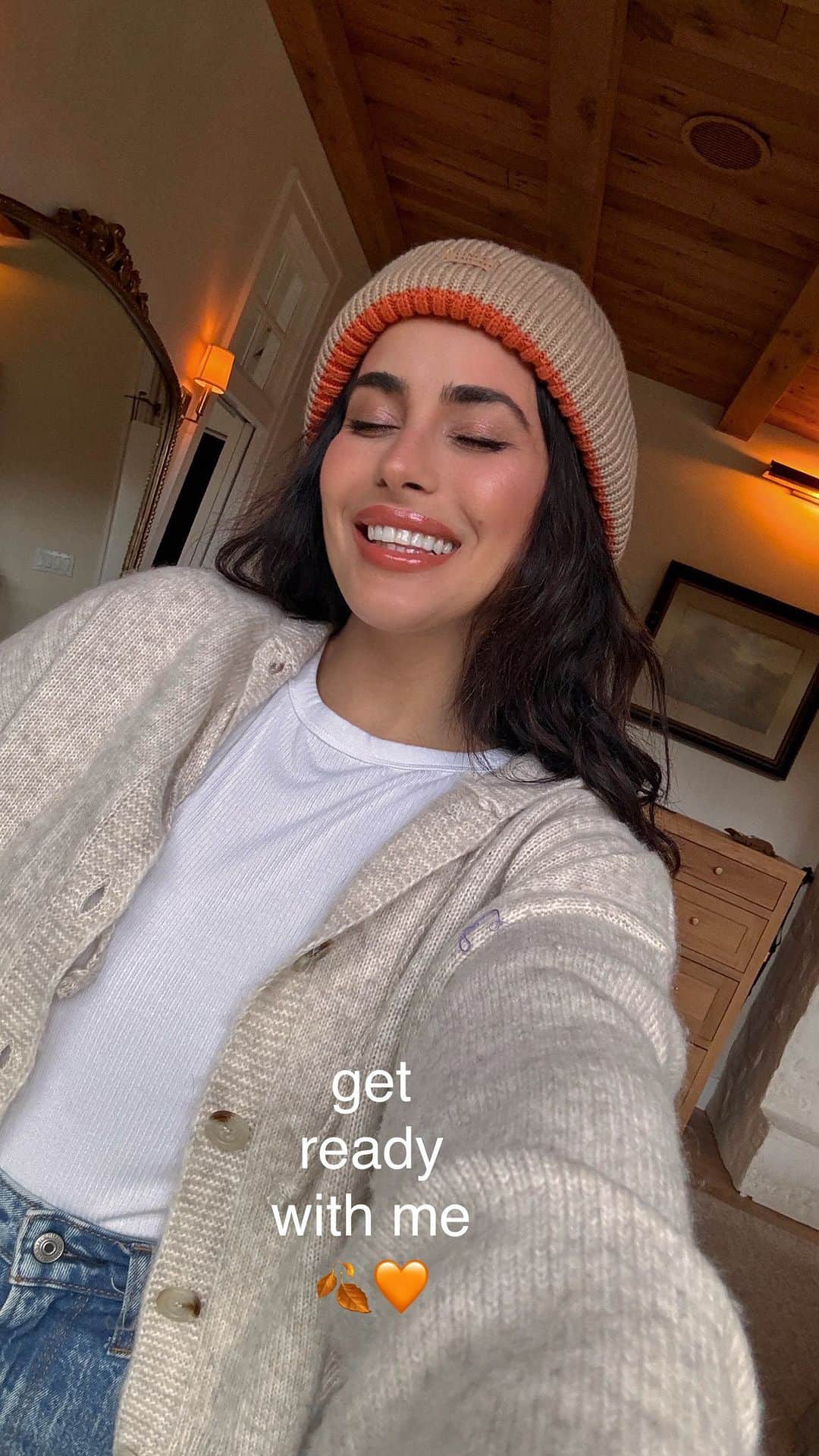 Sazan Hendrixのインスタグラム：「happy friday!!!🧡🍂 i decided to film myself getting ready today! I’m on the hunt for cute Christmas decorations. Not trying to skip over Thanksgiving I swear 🤣 What are your plans this weekend?   *outfit linked on stories + saved in “outfits” highlight.   Do yall like these “get ready” videos? Lmk! ☺️ #grwm #outfitoftheday #momjeans」