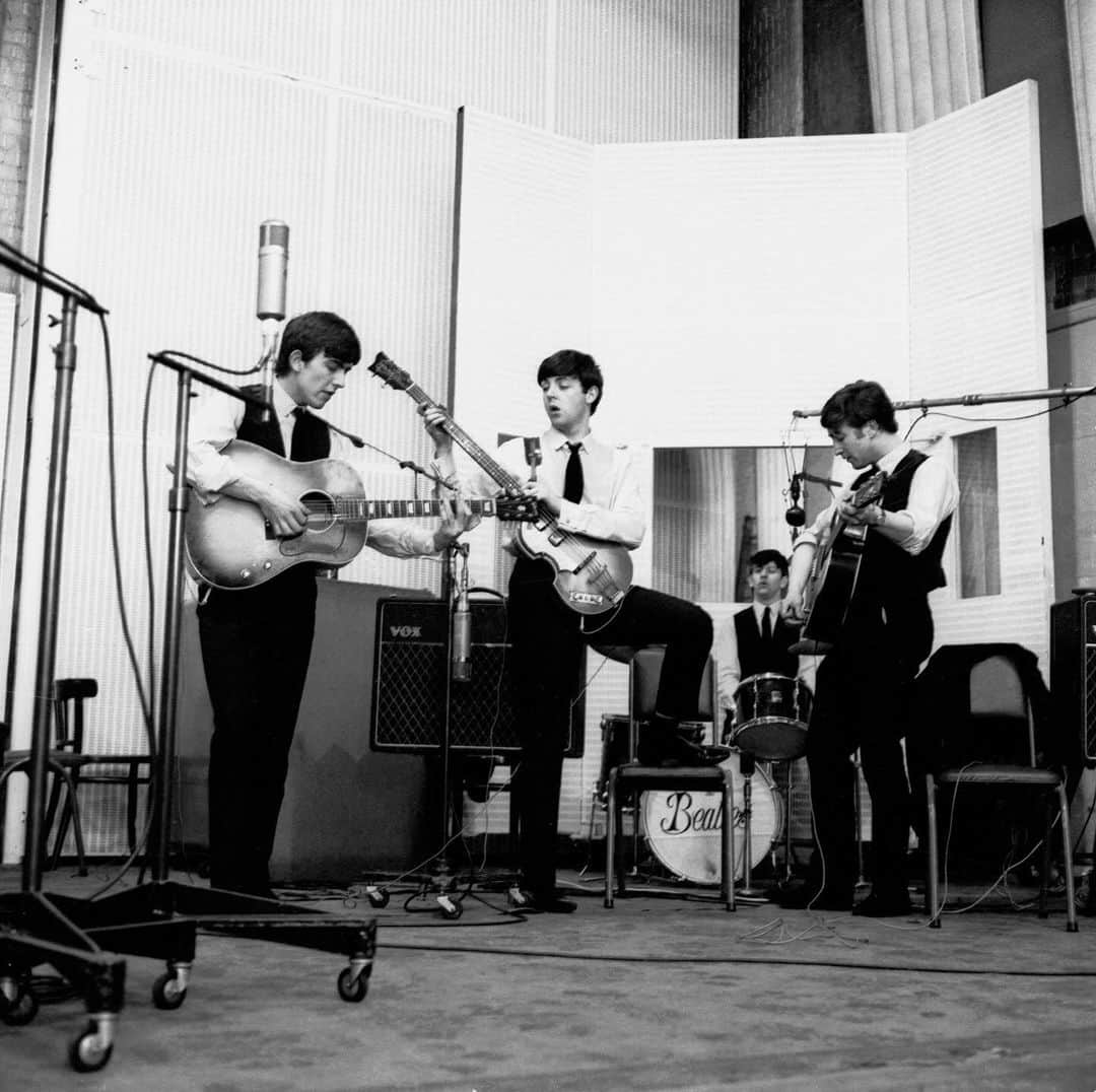 のインスタグラム：「The Beatles' classic 'Red' & 'Blue' compilations have been expanded with additional tracks and new mixes, and for the first time, are all available in Spatial Audio! Add them to your @applemusic library today.  Photo © Apple Corps Ltd」