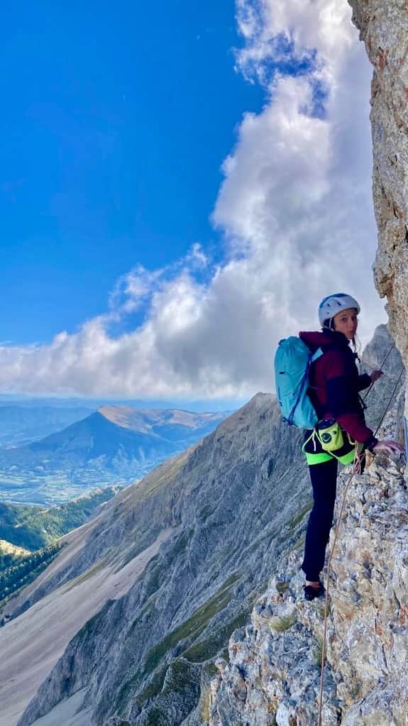 メリッサ・ル・ネーヴェのインスタグラム：「Late but nevertheless… Climb & Fly on Pic de Bure a month and half ago, on the pilier Est 600m with a 7b+ if you climb the A0 ; opened by René Desmaison in 1961 !!  Since 2 years we were talking about combining our skills with the @claire.mercuriot who is super psyched to be in the mountains. So when she called to climb it, difficult to resist ! after checking the wind and see perfect conditions, I had to convince my friend @moritz8990 who was visiting, to go for the first time on such a big alpine route 😆. And we built up perfect 2 parties team with @maud_vp @aurelialanoe and @grosjeanmarion ! So at 6am with started walking trough to the base of the north face with our 5 wings packed in our back packs !  At 8:30am, I started full on with freezing finger trying to climb that 7b+ first pitch : 4 hard sloppy moves and the finger tip touching  the jug … and damned i felt catched  by the last piton (fortunately not that old ! 🫣 Then we cruised the face following pitons on a race with timing to have still the time to take off !  Arriving at the top it was tricky to find the perfect take off with wind direction and the restricted area. We walked below the zone and took off with the last light ! 😁 Amazing backyard adventure ! Thanks @avis.explore for the perfect home for an early start !   @adidasterrex @fiveten_official @team_edelrid @deuter @ozoneparagliders @ozoneparaglidersfrance   #climbandfly #alpineclimbing #multipitch #rockclimbing #flying #sunset #outdooradventures #climbing #raw #adventure #devoluy #hautesalpes」