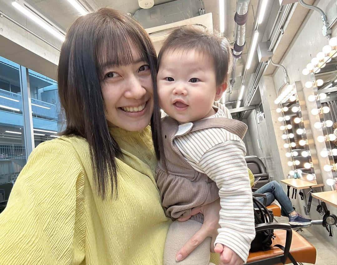 ホームランなみちさんのインスタグラム写真 - (ホームランなみちInstagram)「💇🏻‍♀️🫧  先日、パパと娘と一緒にISM表参道店に行ってきたよ💇🏻‍♀️✨ 担当はお馴染みの渡邉さん🤍 いつも綺麗に仕上げてくれて本当にありがとう🥹✨ パパと交代しながら娘を抱っこして施術をしてもらうんだけど、みんな優しくて娘も常に上機嫌でした👶🏻🤍 子供連れじゃないとなかなか来れないから、いつも感謝してます🥹🙏  娘は髪は伸びてきたけど、毛量が少なくて🥺 パパに似たみたい笑 早くカット出来るくらい伸びてきますように！  みんなはいつファーストカットしたかな👶🏻？ ファーストカットの髪をアートで残したいと思ってるけど…まだまだ先になりそう🥺 ファーストカットは渡邉さんにお願いしようね✊🏻  旦那さんもカッコよく仕上げてもらったのに写真撮るの忘れちゃった😂🙏  #ism表参道 #ヘアカラー #ヘアカット #💇🏻‍♀️」11月11日 4時32分 - nami_onpu_uta