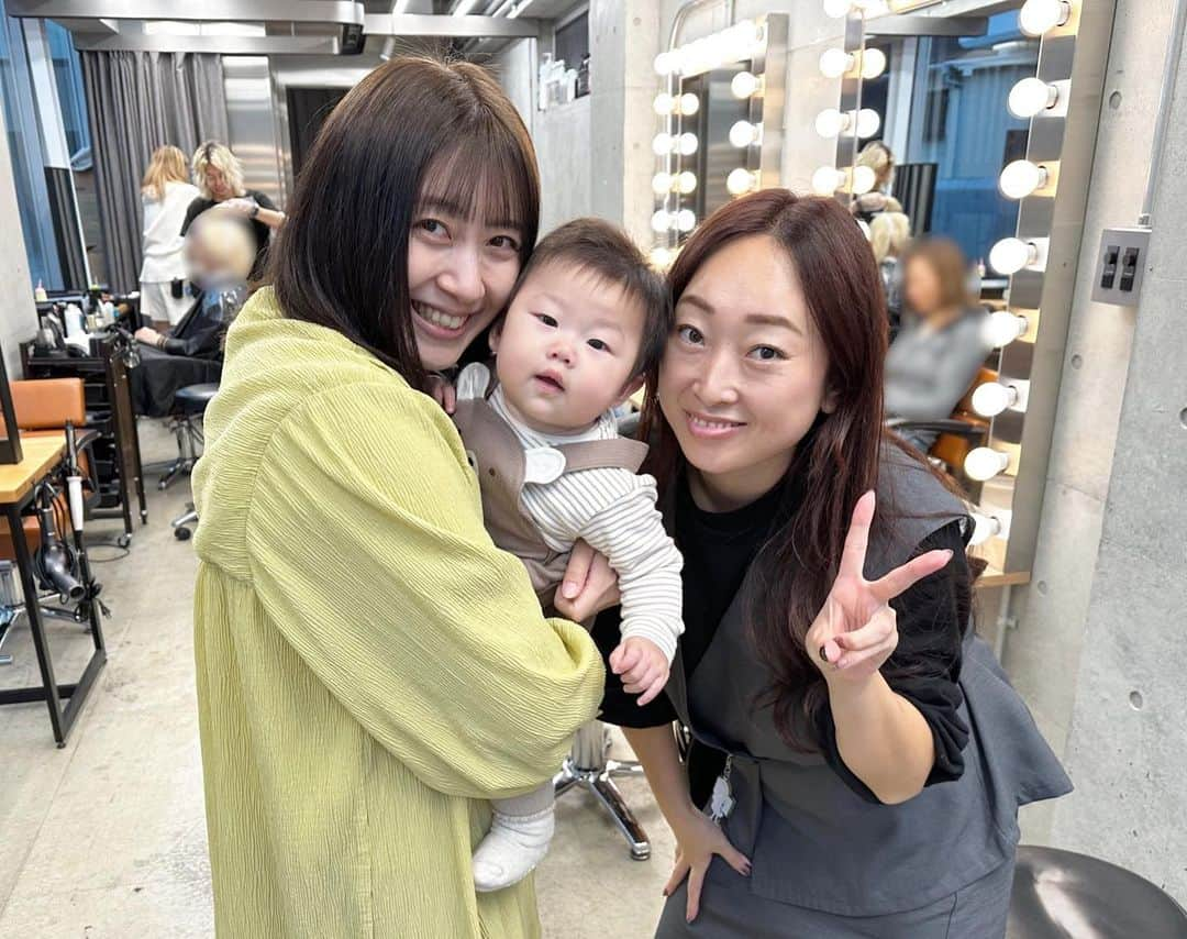 ホームランなみちさんのインスタグラム写真 - (ホームランなみちInstagram)「💇🏻‍♀️🫧  先日、パパと娘と一緒にISM表参道店に行ってきたよ💇🏻‍♀️✨ 担当はお馴染みの渡邉さん🤍 いつも綺麗に仕上げてくれて本当にありがとう🥹✨ パパと交代しながら娘を抱っこして施術をしてもらうんだけど、みんな優しくて娘も常に上機嫌でした👶🏻🤍 子供連れじゃないとなかなか来れないから、いつも感謝してます🥹🙏  娘は髪は伸びてきたけど、毛量が少なくて🥺 パパに似たみたい笑 早くカット出来るくらい伸びてきますように！  みんなはいつファーストカットしたかな👶🏻？ ファーストカットの髪をアートで残したいと思ってるけど…まだまだ先になりそう🥺 ファーストカットは渡邉さんにお願いしようね✊🏻  旦那さんもカッコよく仕上げてもらったのに写真撮るの忘れちゃった😂🙏  #ism表参道 #ヘアカラー #ヘアカット #💇🏻‍♀️」11月11日 4時32分 - nami_onpu_uta