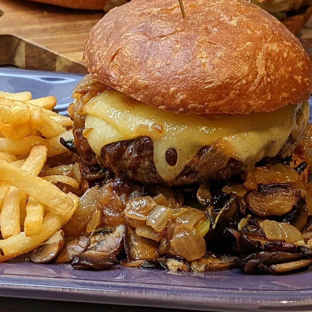 レイチェル・レイのインスタグラム：「This is something my mom made for us when I was a little girl — she called it a “knife-and-fork burger.” Loaded with:⁠ 🍔 Steak sauce⁠ 🍔 Swiss cheese⁠ 🍔 Dijon⁠ 🍔 Sautéed mushrooms⁠ 🍔 Caramelized onions⁠ ⁠  🍟 Recipe link in bio 🍟」