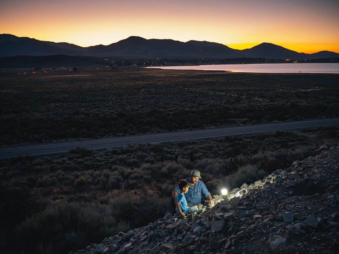 National Geographic Travelのインスタグラム：「Photos by @joshuacogan | Some landscapes have an inexplicable allure and inspire a thirst for exploration. As a parent, I believe in fostering the spirit of curiosity in my children, allowing them to learn by following their natural instincts and embracing the world around them. Spending quality time as a family in western Nevada, we journeyed into the heart of regional, national, natural, and geologic history. It was a truly enriching experience for the entire family. Every moment—rockhounding adventures in search of malachite, tree climbing and camping at Davis Creek Regional Park—allowed each of us to connect with this extraordinary place in our own unique ways. Here, the land becomes a remarkable teacher, imparting insights into how forces of nature have sculpted the landscape and its people. The lessons are boundless. For more inspiration on adventuring with kids and discovering the wonders of the wild, follow me @joshuacogan. | In the Silver State, find the unexpected, the uncommon, and everything in between. Go on, #GetALittleOutThere and experience what makes Nevada so special. @travelnevada」