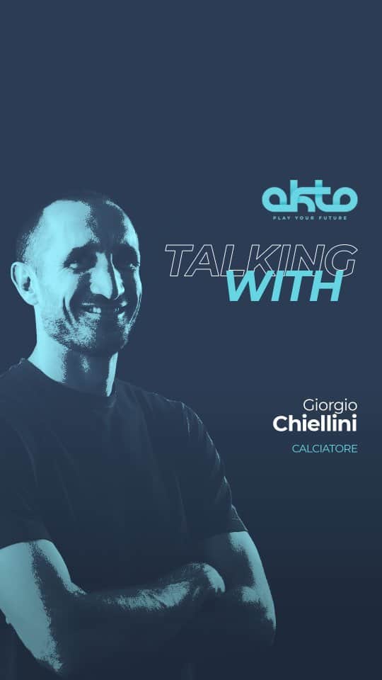 ジョルジョ・キエッリーニのインスタグラム：「🇮🇹 Dall'altra parte dell'Oceano, per una nuova sfida professionale e personale. @giorgiochiellini nel consueto appuntamento con #talkingwith ci ha raccontato questa nuova fase della sua eccezionale carriera; dai sogni dell'infanzia al Master in Business Administration, dai primi calci all'ultima maglia indossata del @lafc, dalla famiglia ai consigli ai più giovani, le parole di Giorgio sono spesso fonte di ispirazione per chi sogna un futuro sportivo. 🚀  Grazie Giorgio! 💪  🇬🇧 Across the Ocean for a new professional and personal challenge. @giorgiochiellini in the usual appointment with #talkingwith told us about this new phase of his exceptional career; from childhood dreams to a Master's degree in Business Administration, from his first kicks to the last jersey worn by @lafc, from his family to advice to younger players, Giorgio's words are always a source of inspiration for those who dream of a sporting future.   Thank you Giorgio! 💪  #giorgiochiellini #playyourfuture #football  #losangelesfc #education #sportindustry」