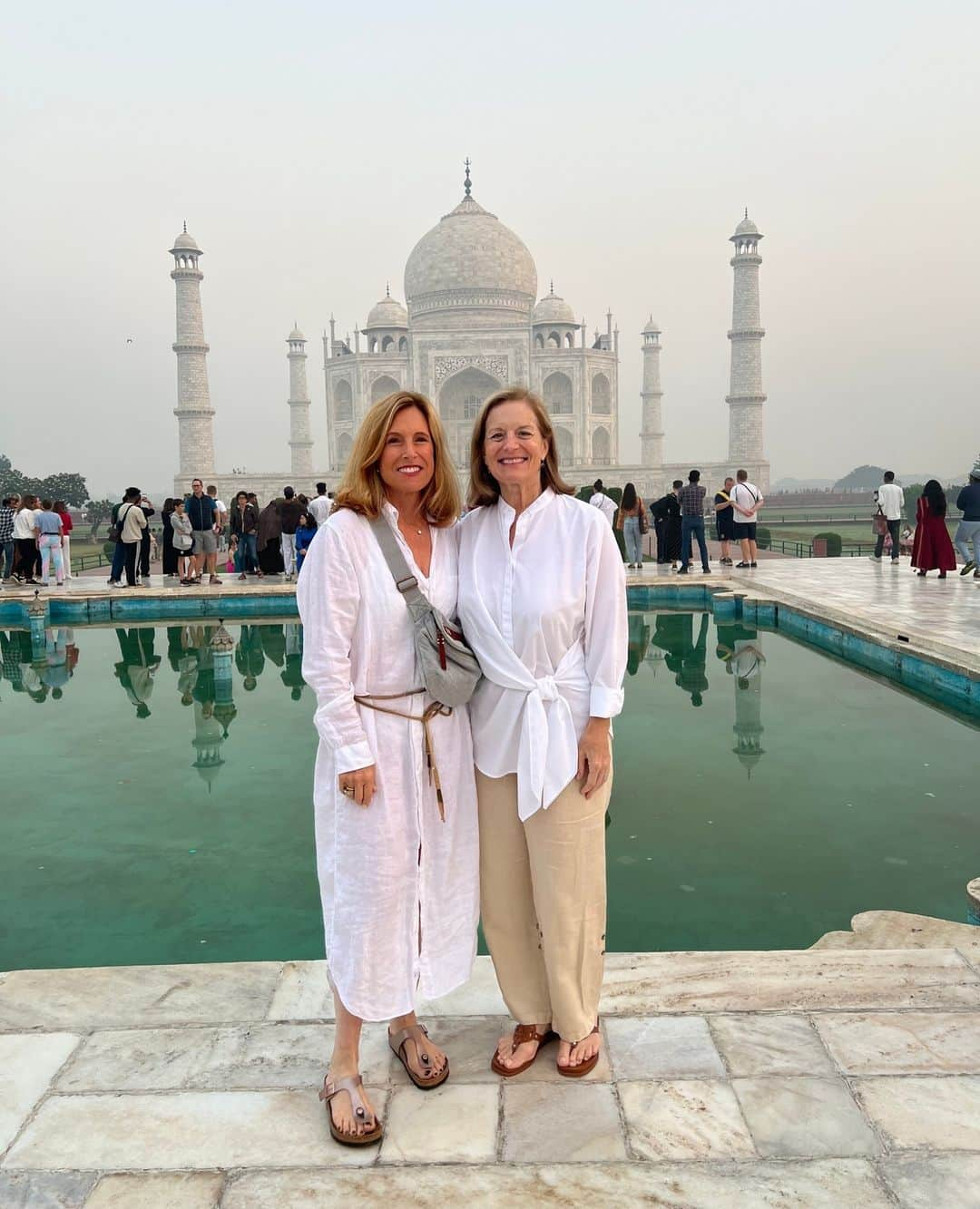 フランク&アイリーンのインスタグラム：「We interrupt our Holiday festivities to bring you this incredible image all the way from the Taj Mahal. Seeing @lisarissetto in our Rory brought a smile to our faces! #FrankandEileen」