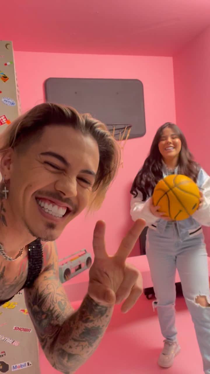 Bielのインスタグラム：「TÁ NO MUNDO, FAMÍLIA! 🫶 Saiu a indireta perfeita pro @ que não se toca que vocês já poderiam estar sendo felizes! 🤣🤣 “Se tu + eu dá lovezin, faz coraçãozin!” Videoclipe na bio! Contem pra gente o que estão achando desse lançamento! 👇」