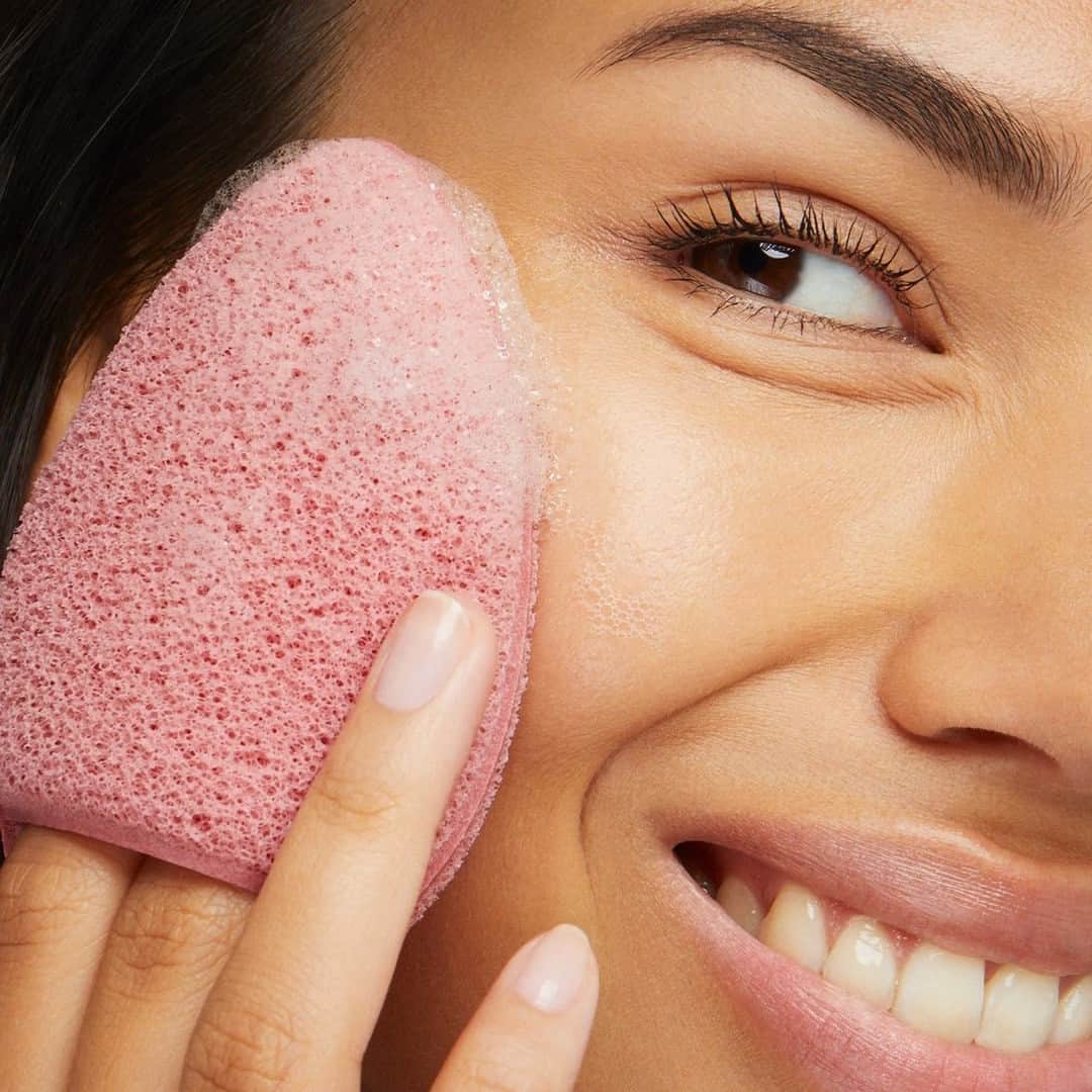 KIKO MILANOさんのインスタグラム写真 - (KIKO MILANOInstagram)「✨ Elevate your skincare game with the #KIKOCrazy90s Puff Face Cleansing Face Sponge Kit 💆‍♀️✨ Treat yourself to a cleansed and gently exfoliated skin after just one use!⁣ ⁣ #KIKOMilano #skincare #skincareroutine #skincareproducts #facecleanser⁣ ⁣ Puff Face Cleansing Sponge Kit - Roller Serum Lip Balm - Comb & Define Eyebrow Mascara 04 - Incredible Duo Stick Concealer 02 - 36h Lasting Volume & Length Effect Mascara - Smart Nail Lacquer 01⁣」11月11日 5時00分 - kikomilano