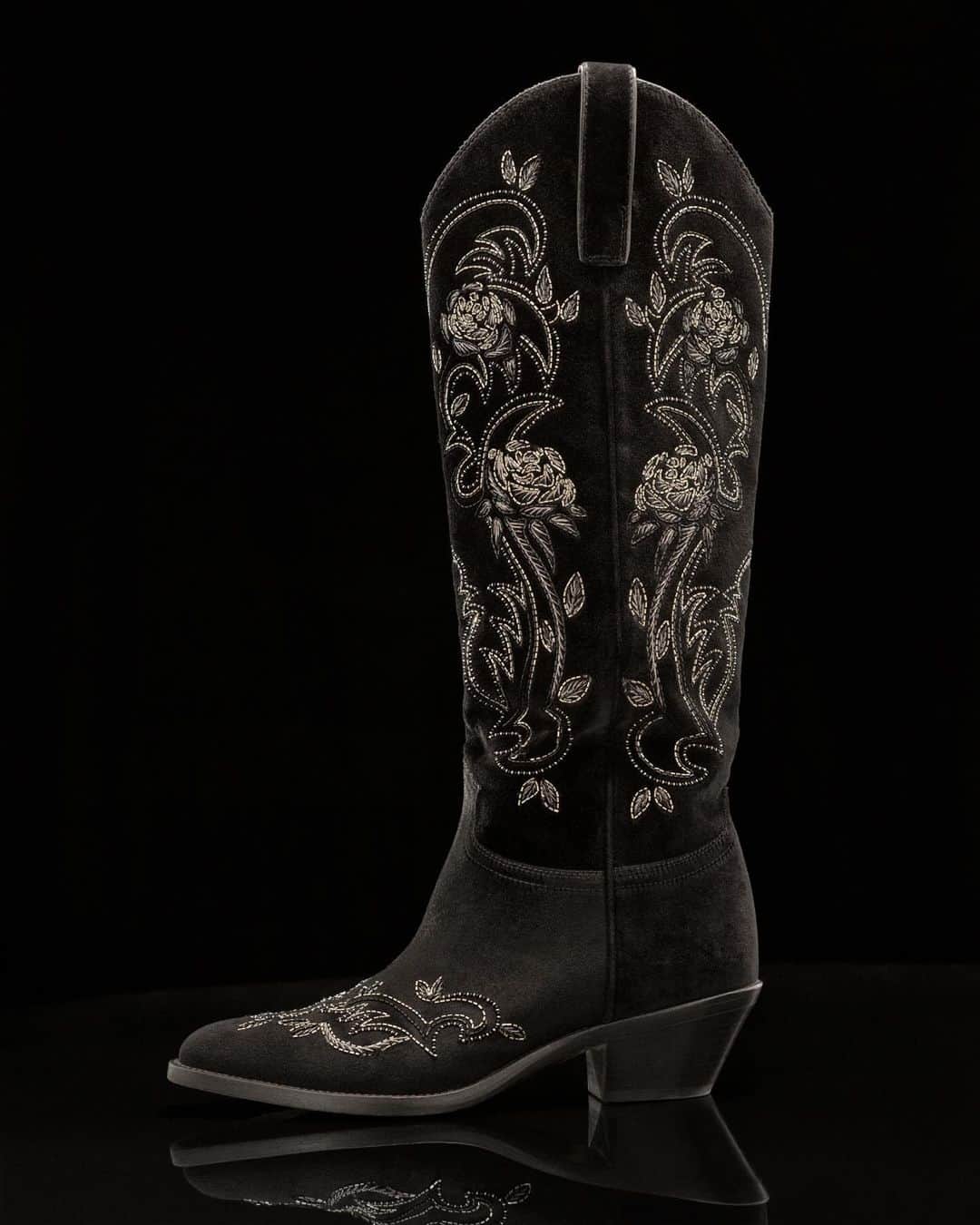Ralph Laurenさんのインスタグラム写真 - (Ralph LaurenInstagram)「#RalphLauren pairs cowboy boots with the #RLCollection Shamus Embellished Velvet Cocktail Dress.  To embroider the piece, three artisans encircled the neckline with tonal beads that fall into a collage of hand-embroidered flowers and leaves, each made with sequins, crystals, and fringe.  Discover the Jaelynne Embroidered Velvet Tall Boot and more from #RLHoliday via the link in bio.」11月11日 5時01分 - ralphlauren
