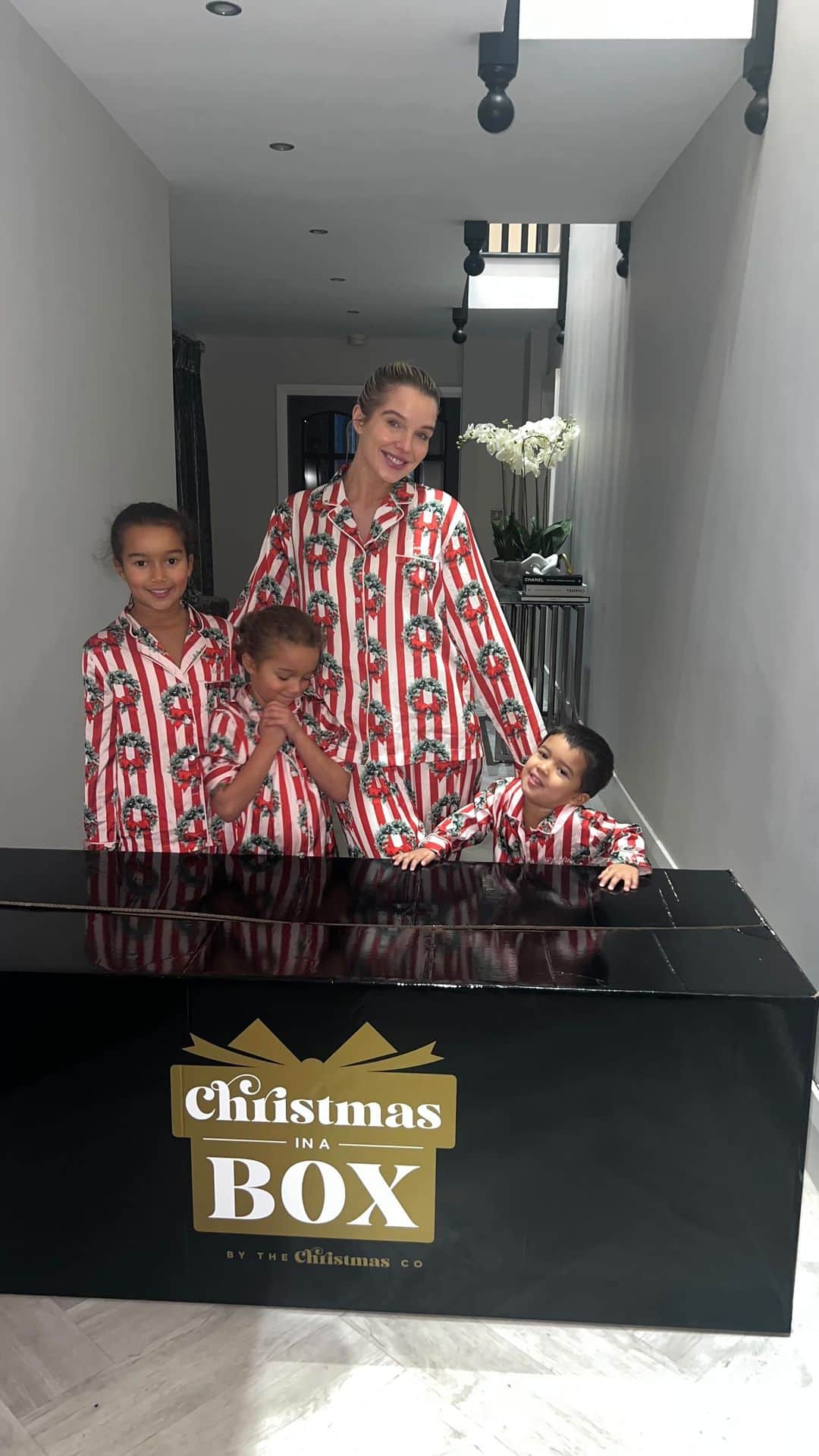 ヘレン・フラナガンのインスタグラム：「This year I decided to spend some quality time with the kids and decorate the tree ourselves and it’s finally up 😍, we ordered a Christmas In A Box from @thechristmascompany_   We followed their online tutorials on how to decorate and I think we did a pretty good job 👏🏽🤩 link on my stories.  #christmastree #christmasyourway #familytime #christmasdecorations #gifted」