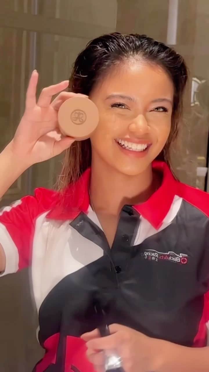 のインスタグラム：「Getting @racerbia ready for the @grandprixmacau with @blackartsracingbar on 11/12!! 😍🔥 Get her look below! ⬇️  ❤️‍🔥 Luminous Foundation in 345C ❤️‍🔥 #ABHMagicTouch Concealer in 10 ❤️‍🔥 #ABHLashSculpt Mascara ❤️‍🔥 Glow Seeker Highlighter ❤️‍🔥 Warm Taupe Matte Lipstick ❤️‍🔥 Dewy Set Setting Spray  @apmmonaco @theleecollectionperth  #AnastasiaBeverlyHills」