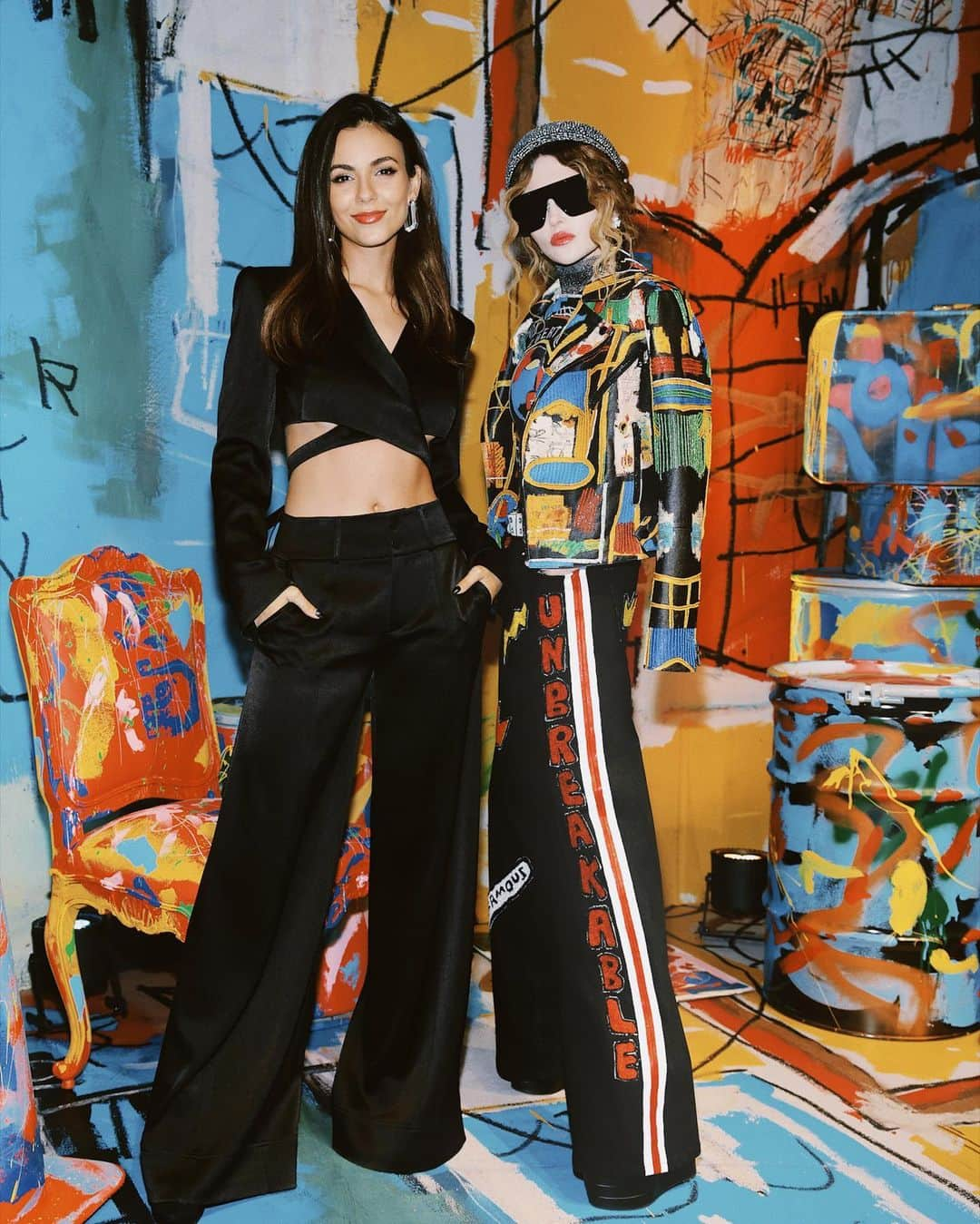 ヴィクトリア・ジャスティスさんのインスタグラム写真 - (ヴィクトリア・ジャスティスInstagram)「@aliceandolivia x BASQUIAT 🎨 Always so much fun stepping into your creative & colorful world @staceybendet . LOVE the new collection 🖤」11月11日 5時05分 - victoriajustice