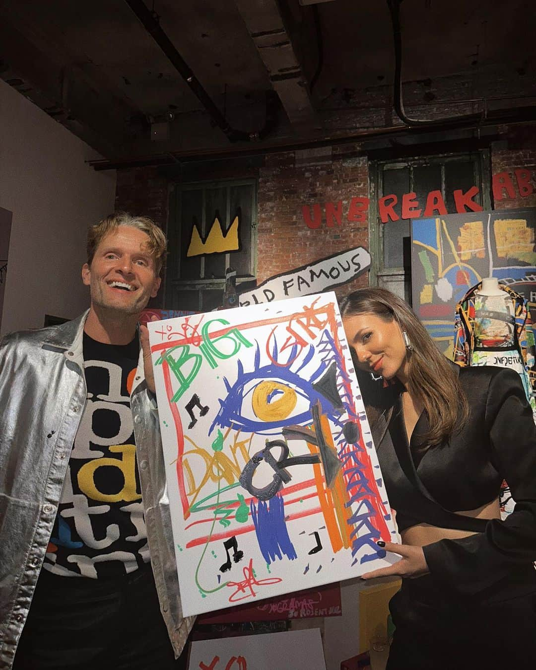 ヴィクトリア・ジャスティスさんのインスタグラム写真 - (ヴィクトリア・ジャスティスInstagram)「@aliceandolivia x BASQUIAT 🎨 Always so much fun stepping into your creative & colorful world @staceybendet . LOVE the new collection 🖤」11月11日 5時05分 - victoriajustice